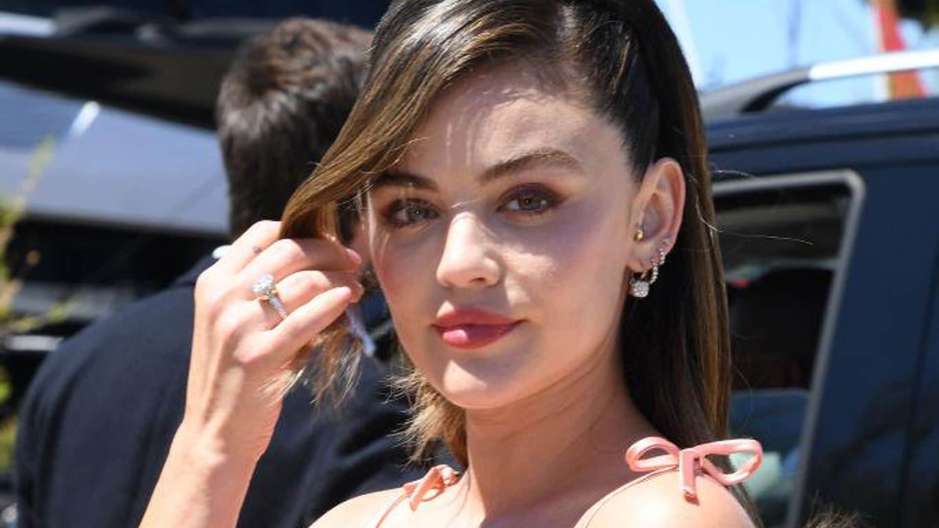 Lucy Hale trae de regreso los peinados ‘vintage’