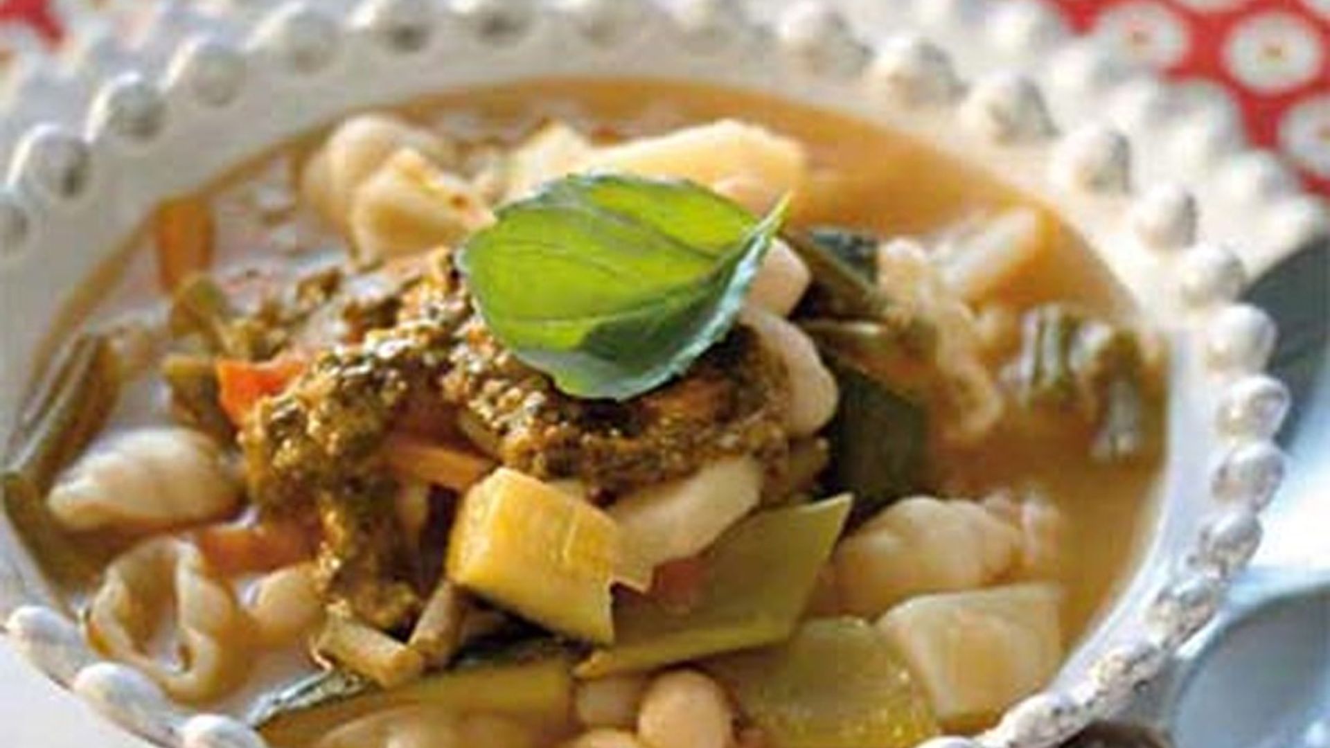 Sopa de pasta con judías verdes y pesto de tomate