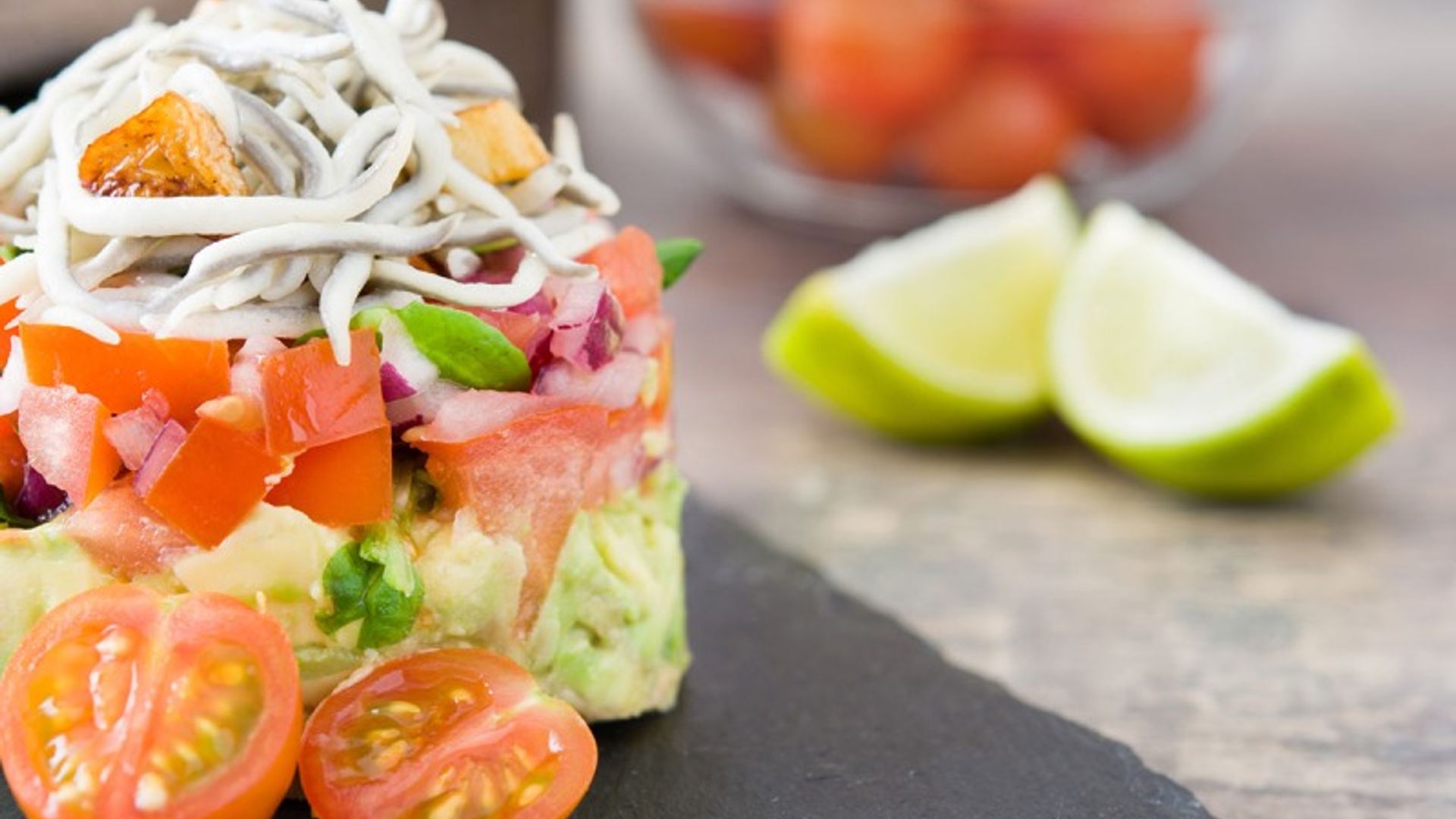 Ensalada templada de gulas con guacamole