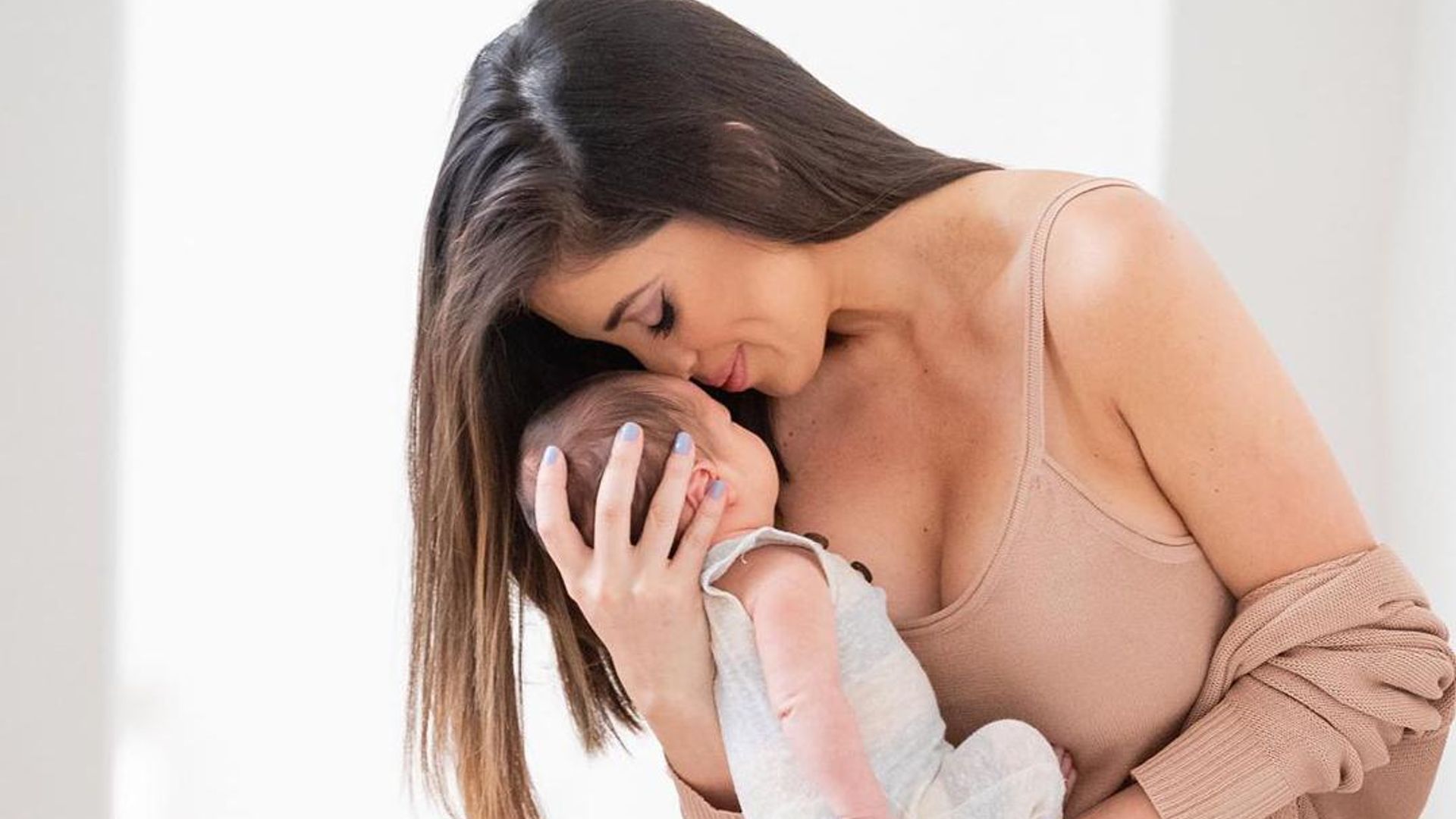 Pamela Siva comparte el primer paseo de su hijo Ford en carriola con un emocionante video