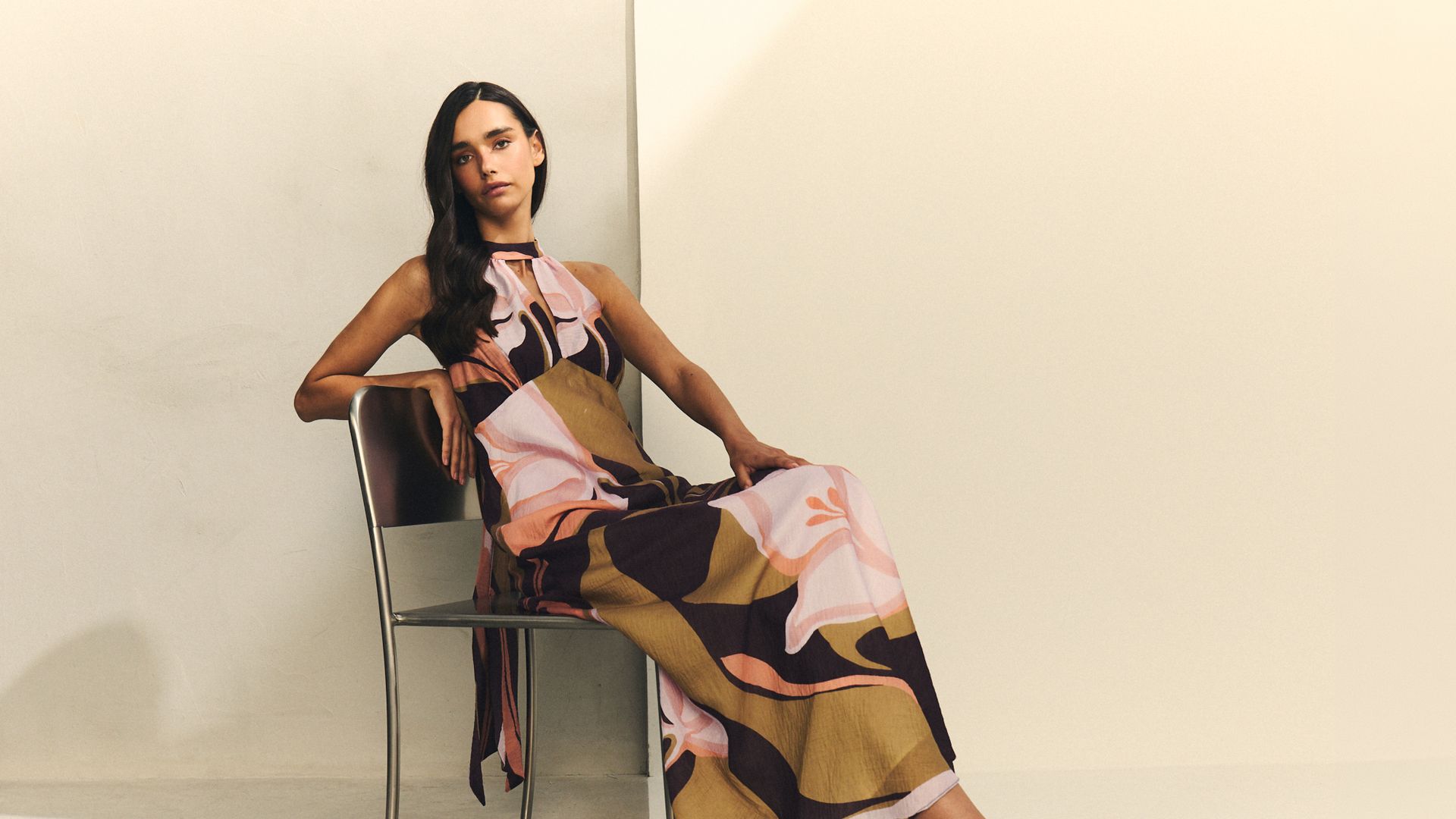 Estos vestidos fluidos son la mejor elección para ser la invitada perfecta en verano sin pasar calor: elegantes y de inspiración mediterránea