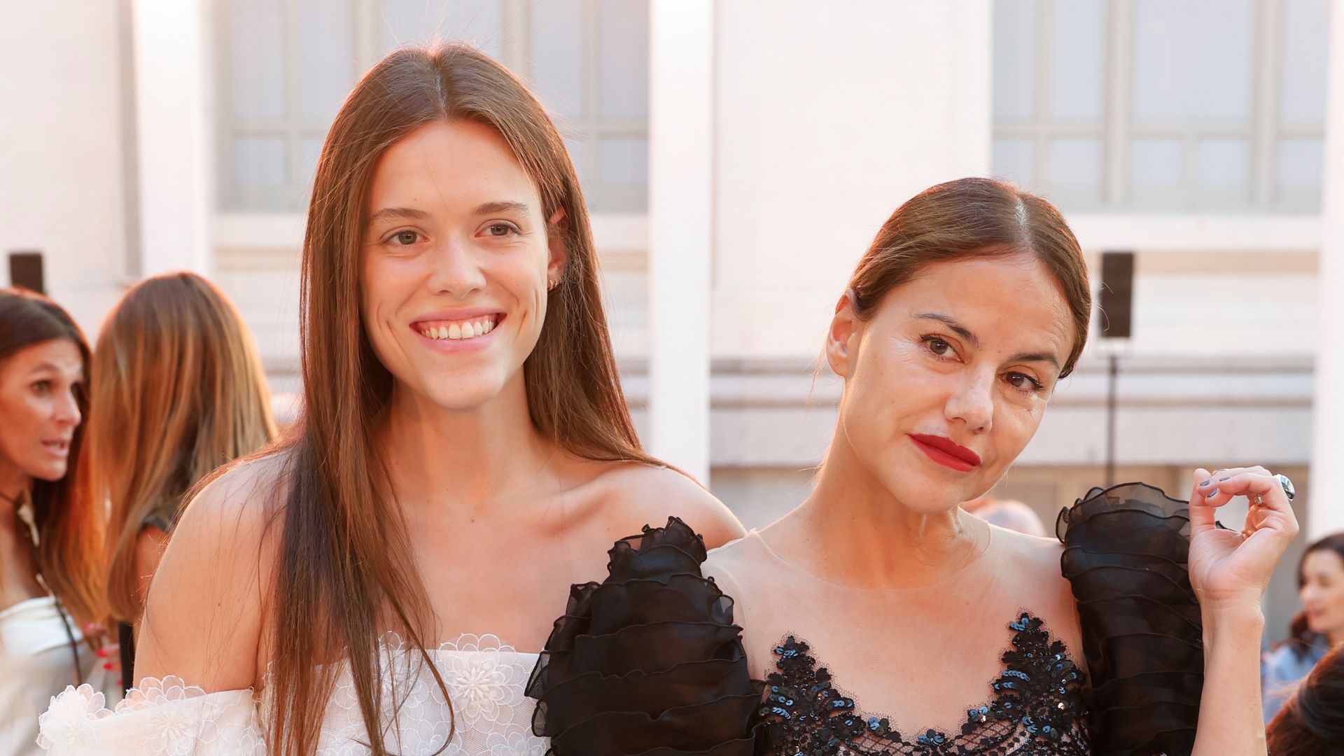 Luna Lozano y su madre, Monica Hoyos, en el desfile de Hannibal Laguna en la Mercedes-Benz Fashion Week Madrid