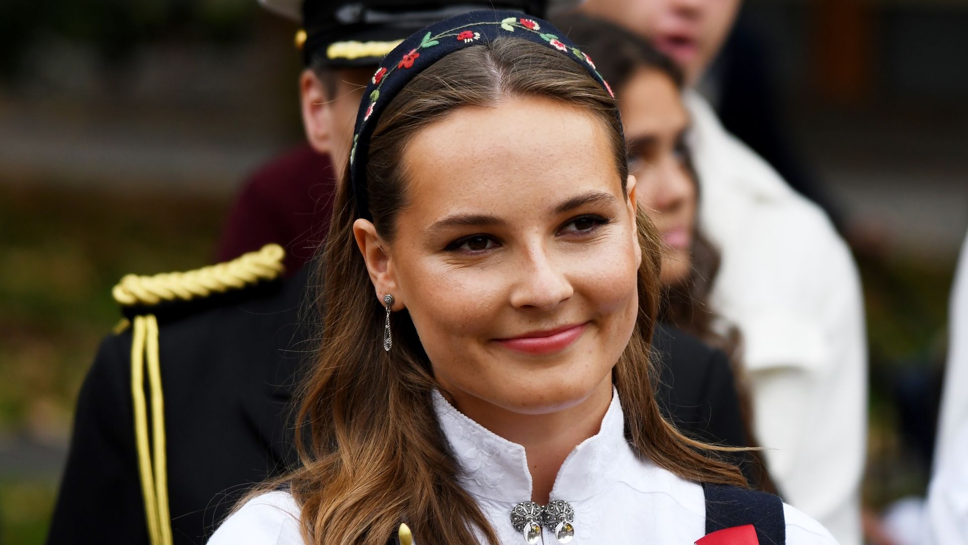 La princesa Ingrid Alexandra de Noruega celebrando el Día de la Constitución vestida con el traje regional.