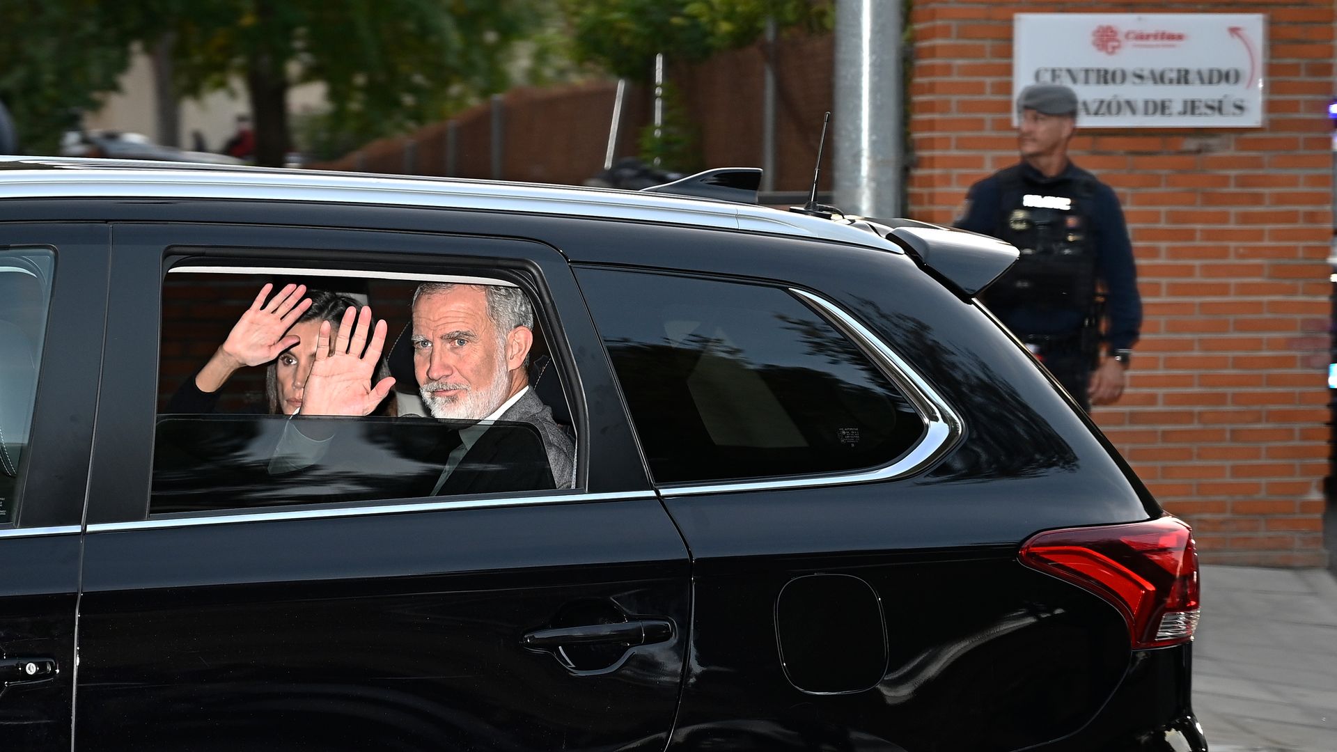 Felipe VI y la reina Letizia, profundamente afectados por la tragedia de tren de Toledo: "Sigamos adelante con su recuerdo. Hagámoslo juntos, unidos"