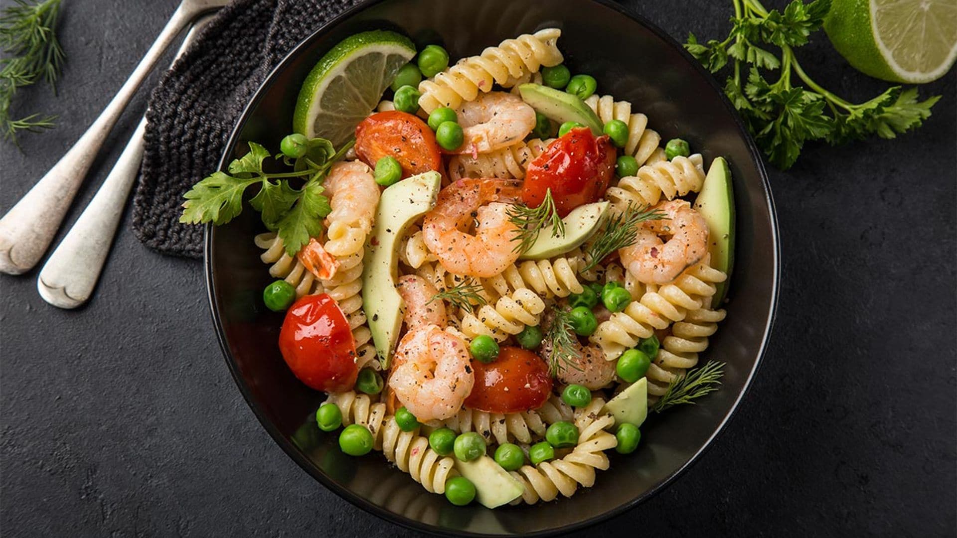 Ensalada de tornillos, aguacate, tomate y gambas