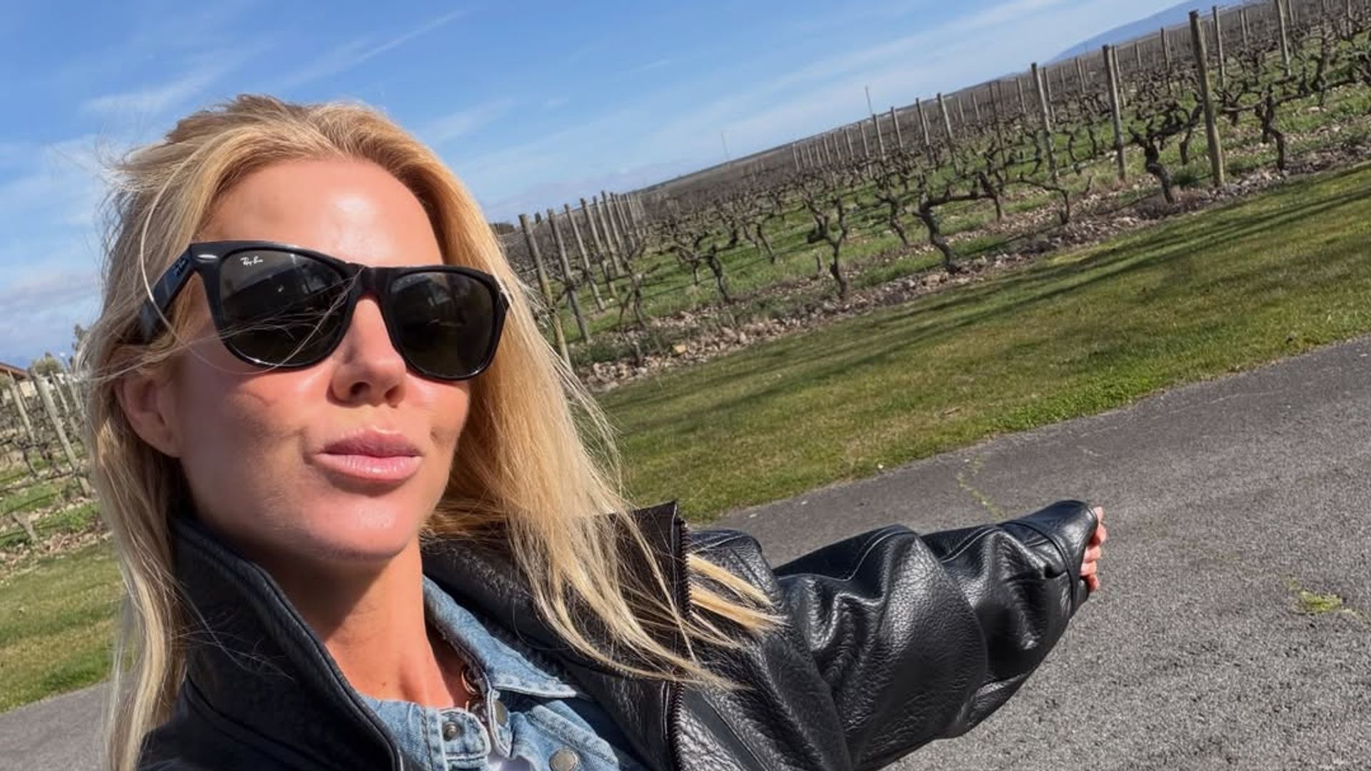 Las imágenes del último viaje romántico de Amelia Bono con su novio: viñedos, cocina con estrella y cumpleaños
