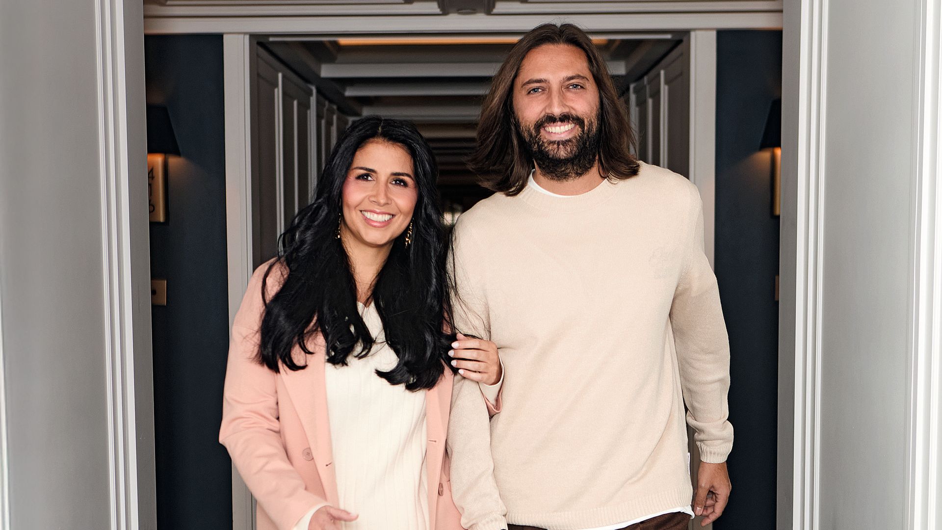 "Carmen y Valentina tienen a Juan como a un rey, tienen locura con él y él disfruta mucho con sus chicas", confiesa Sara, que en la imagen posa con su marido