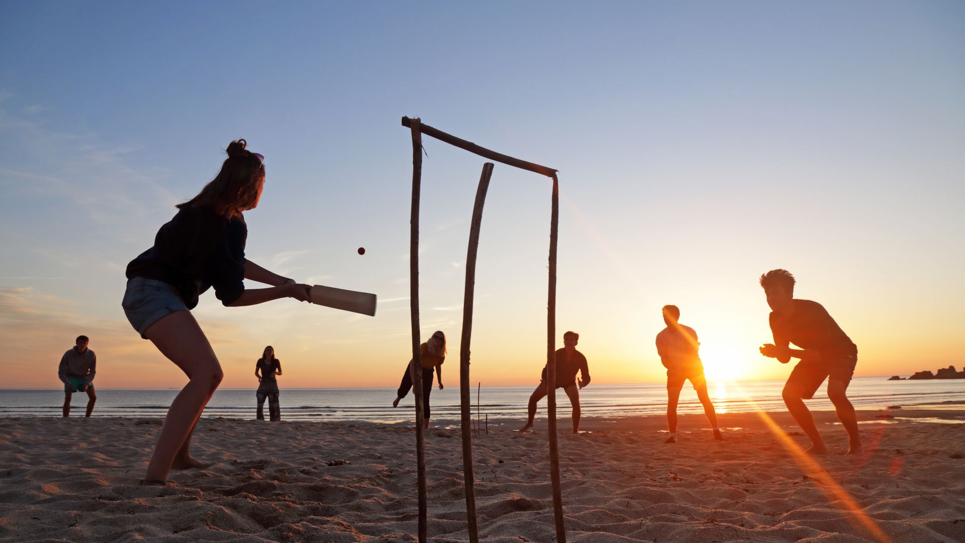Dr. Eduardo Junco, pediatra, sobre los beneficios de los deportes de playa para los niños:  Es un escenario idóneo para el ocio, la vida en familia y las relaciones sociales 