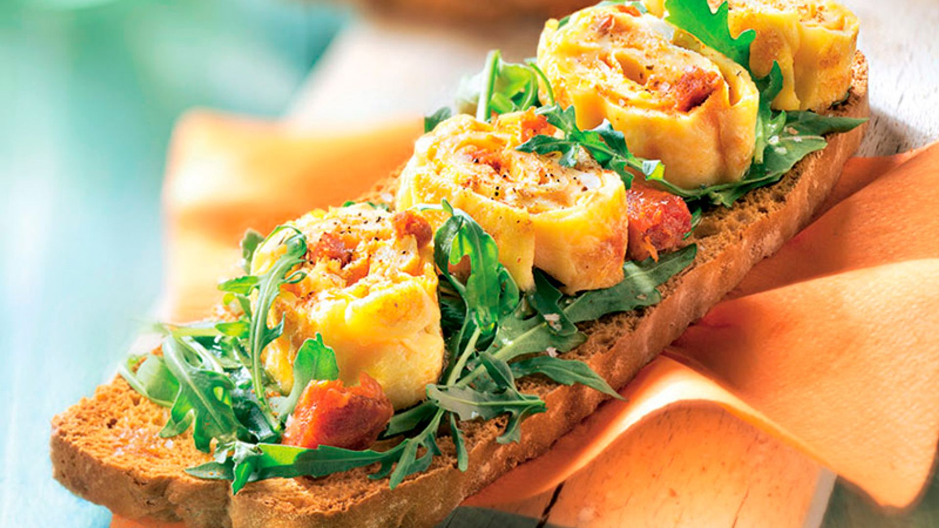 Tosta de tortilla de jamón con ensalada de rúcula