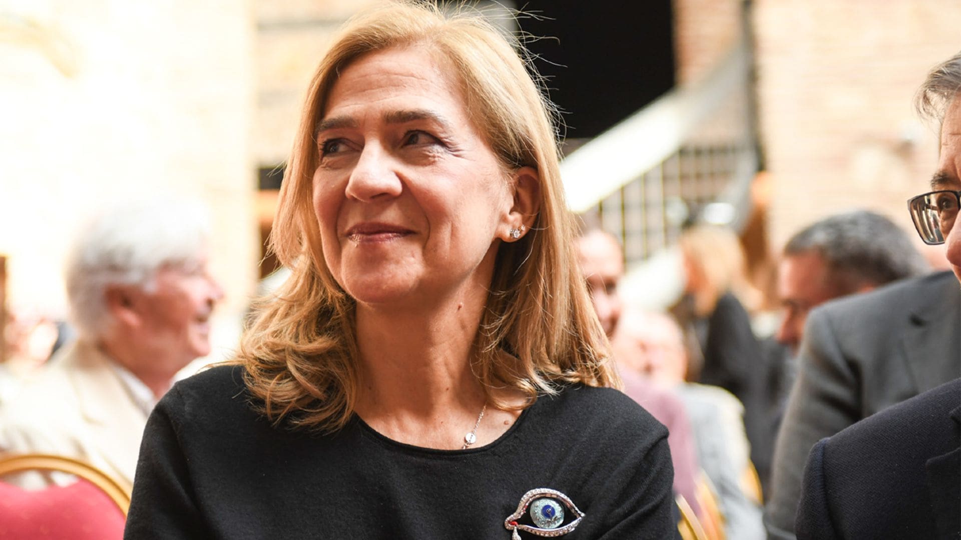 La infanta Cristina reaparece tras la cumbre familiar de los Borbón luciendo el broche de Dalí de su madre