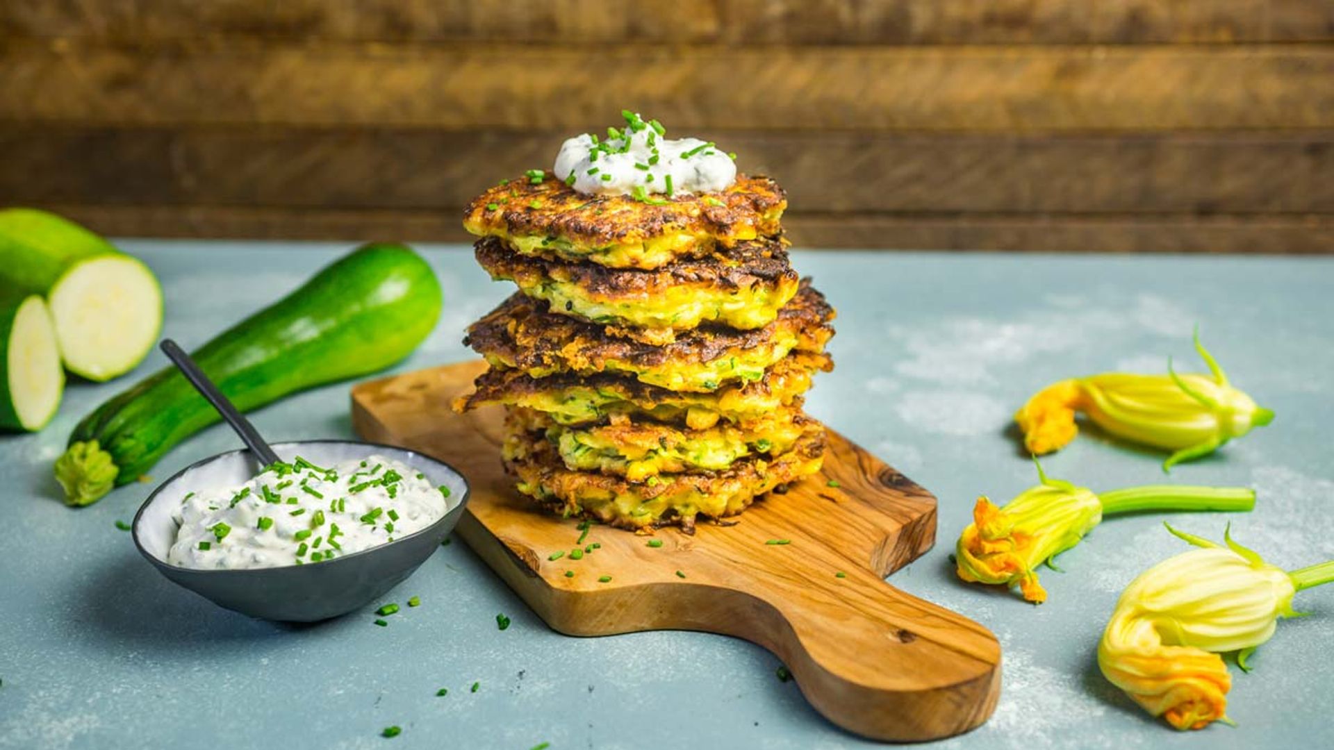 Tortitas de maíz y calabacín con yogur al cebollino
