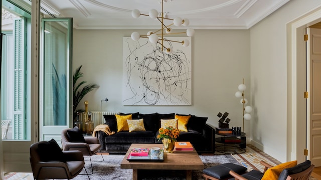 Salón con lámpara escultural. 