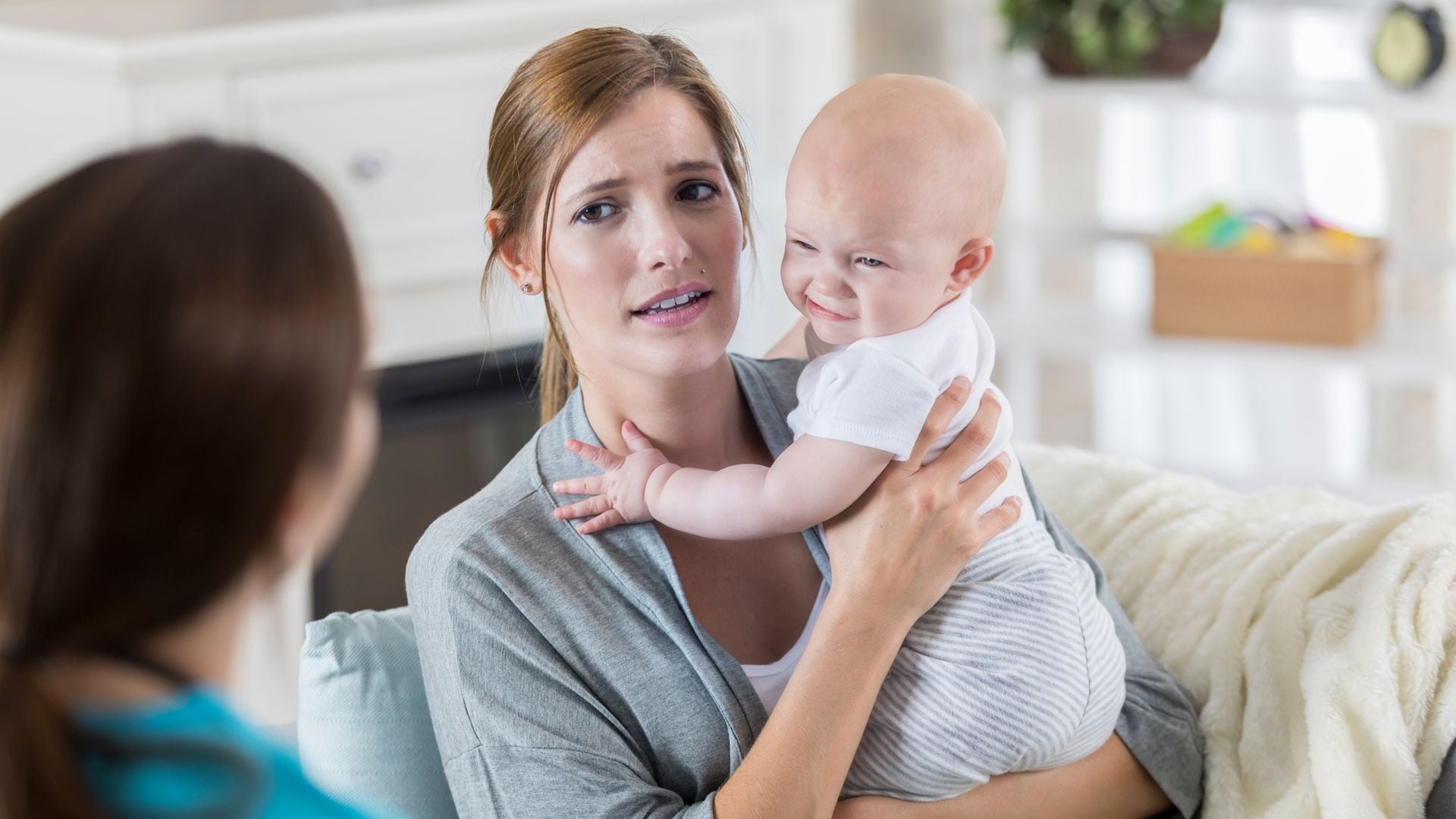 Madre preocupada con su bebé