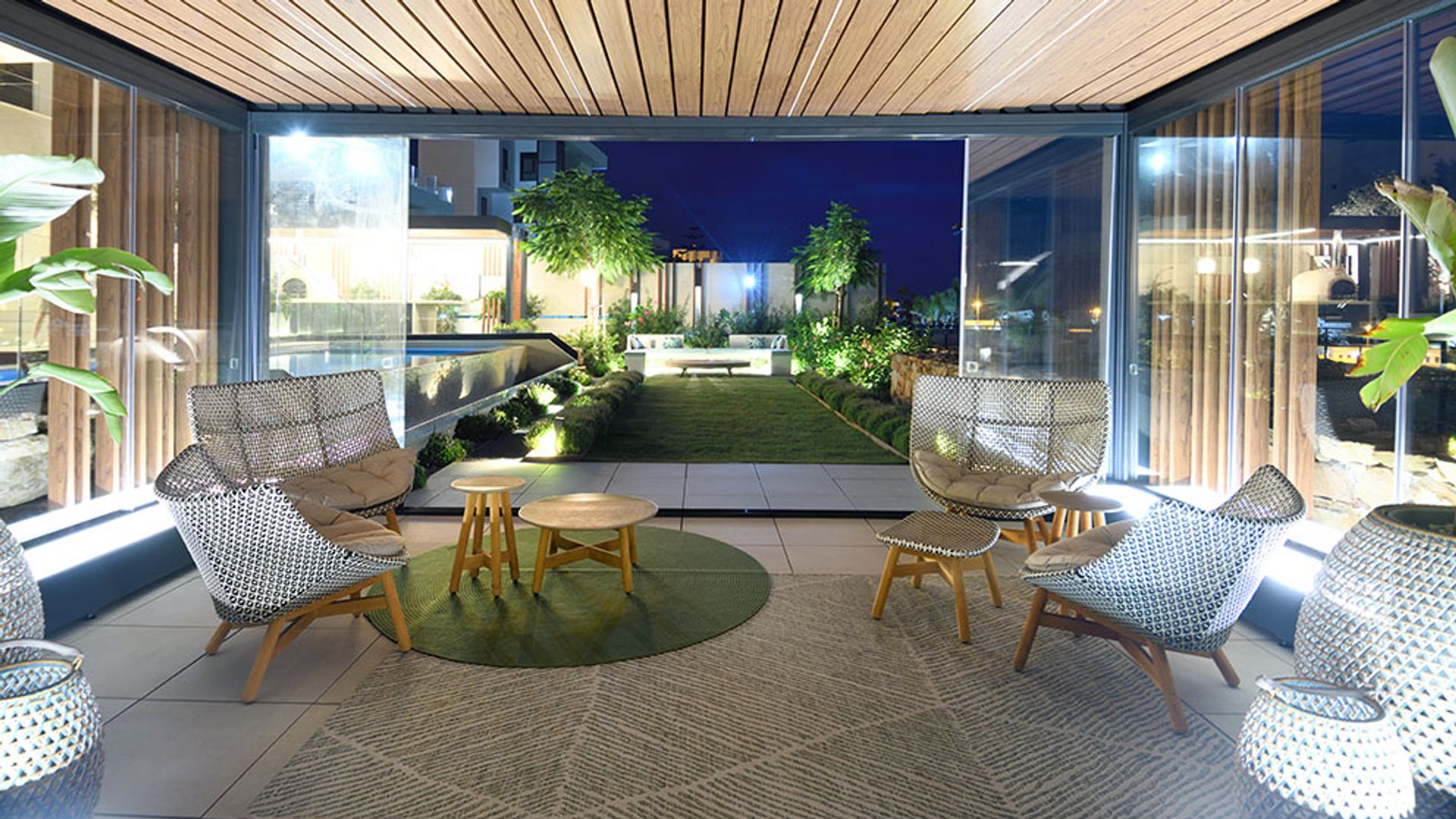 Espacio exterior en el jardín con salón 