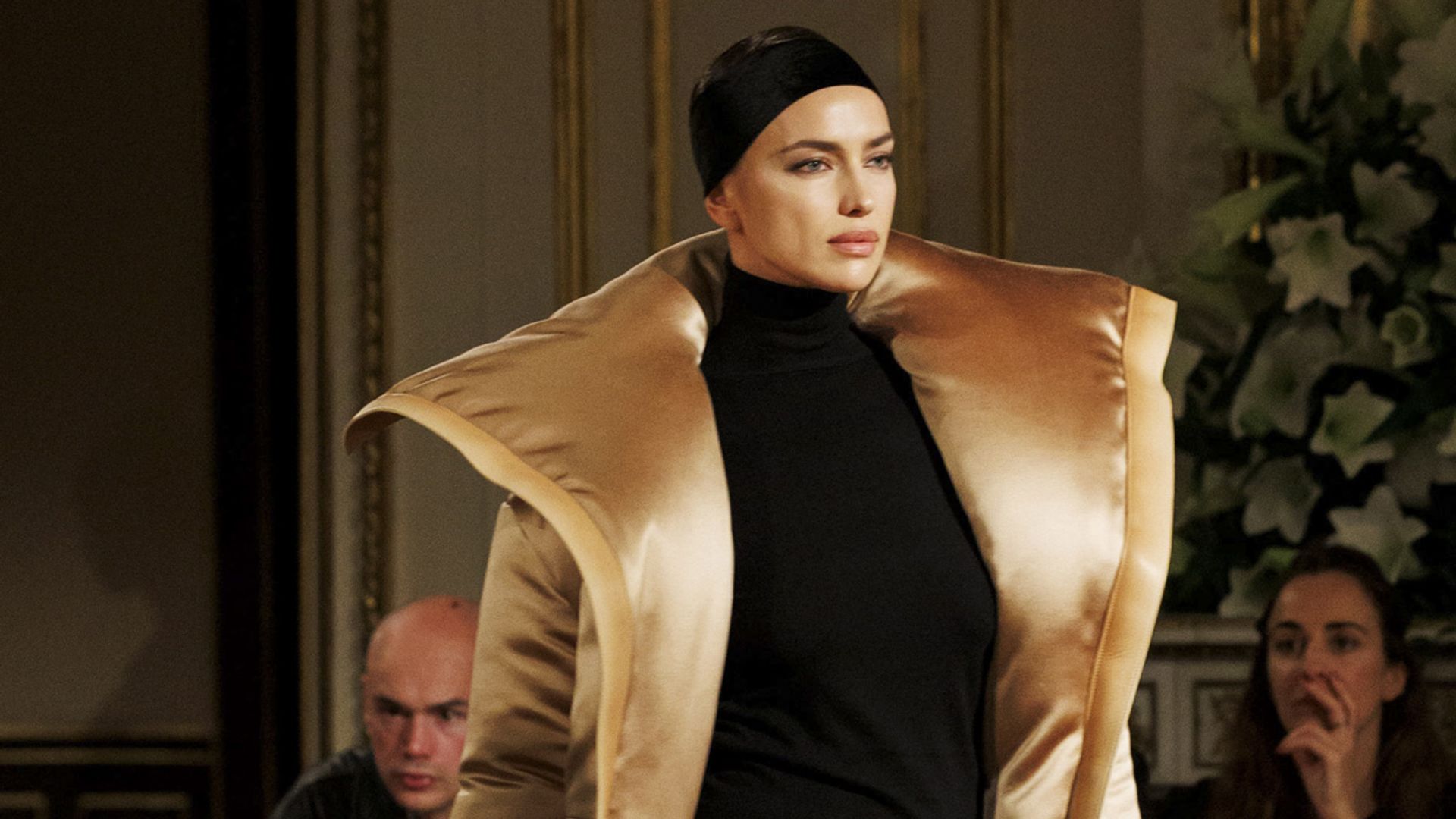 Schiaparelli trabaja con Irina Shayk para proyectar elegancia y surrealismo en la pasarela