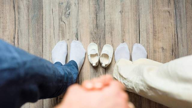 pareja con zapatos de beb 