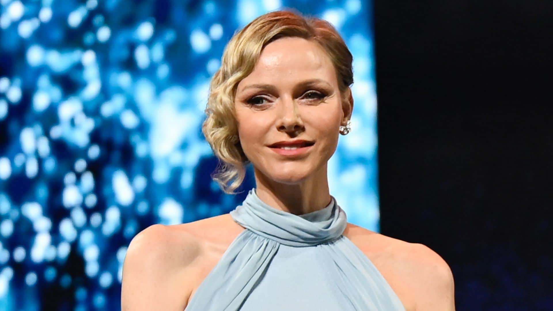 Charlene de Mónaco brilla con diamantes y vestido de escote dramático sobre la alfombra roja de Montecarlo