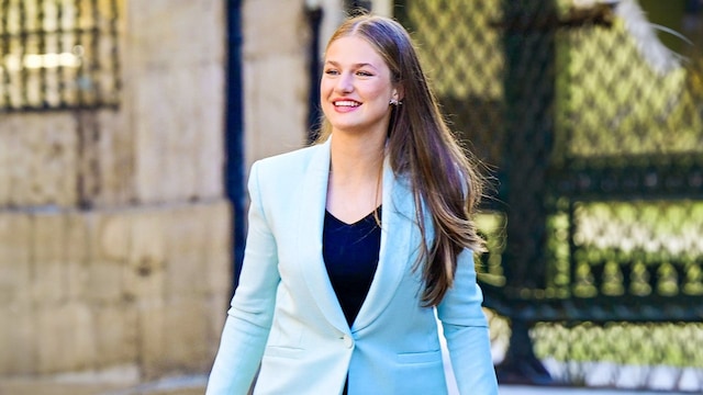 Plano medio de la Princesa Leonor con traje azul celeste
