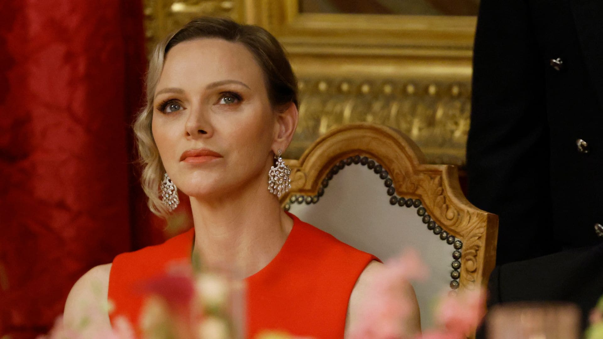 El duelo de estilo de la princesa Charlene y Carolina de Mónaco: Alta Costura, tonos vibrantes y joyería histórica