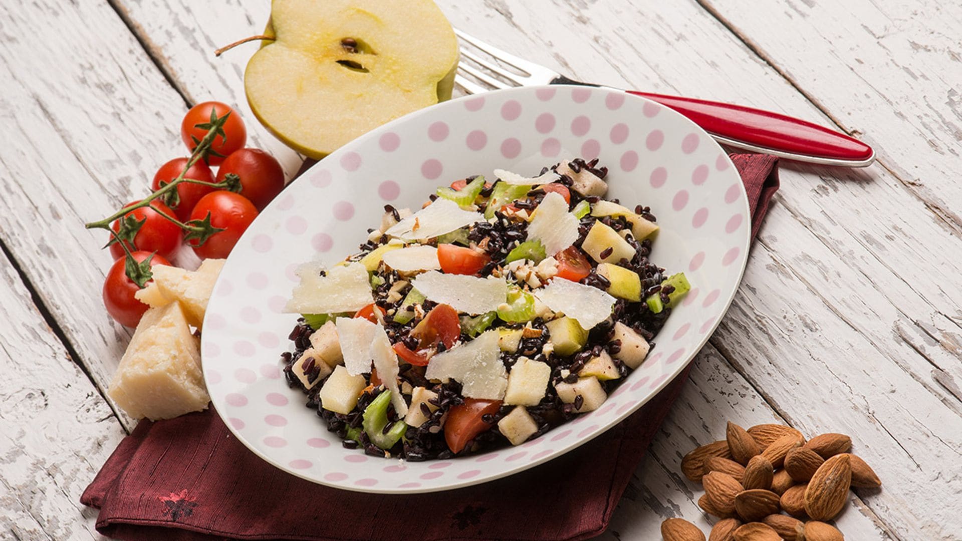 Ensalada de arroz venere con manzana, almendras y parmesano