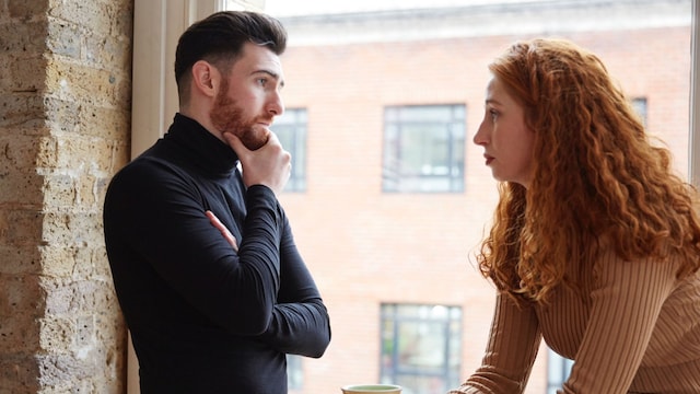 pareja hablando seria