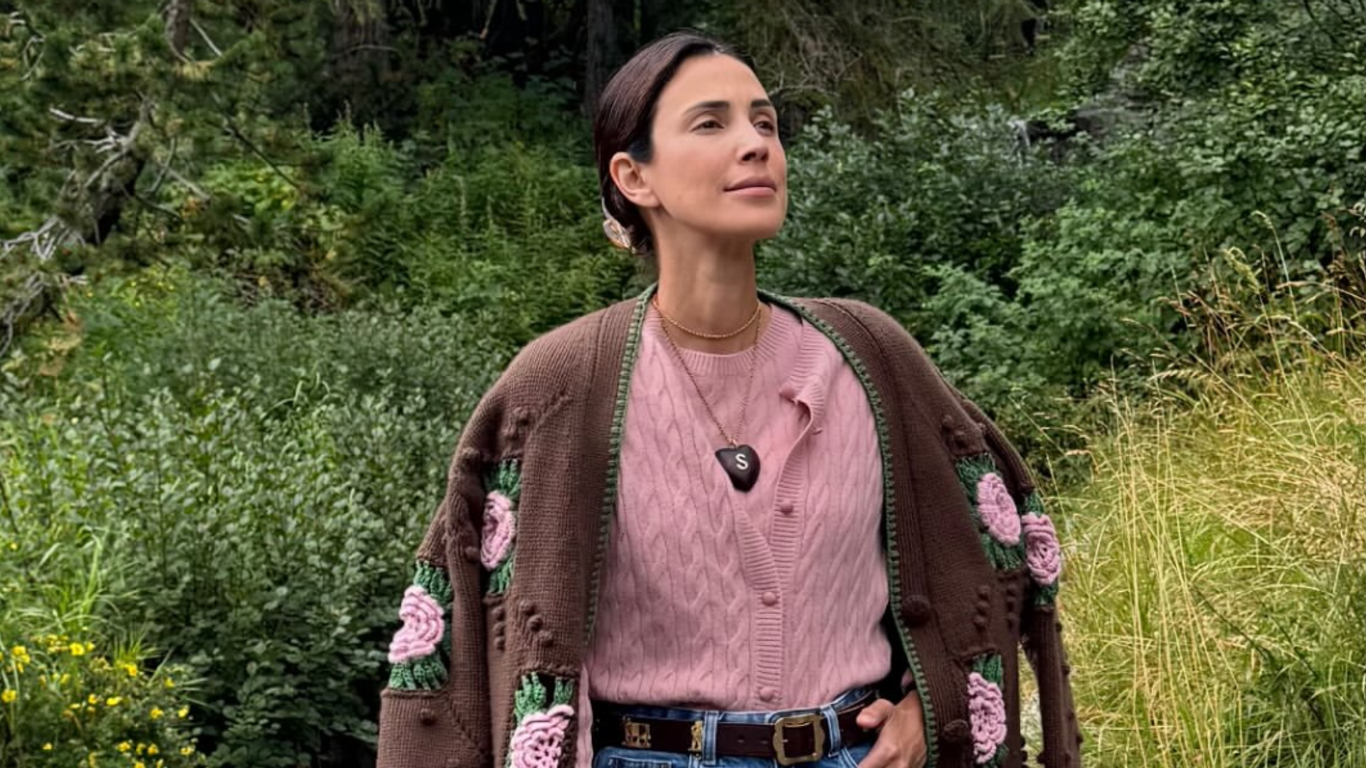 Sassa de Osma con look abrigado disfrutando de sus vacaciones de verano en Suiza