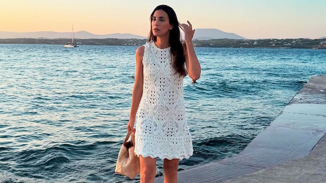 Sassa de Osma con vestido blanco de Dior en sus vacaciones en Grecia