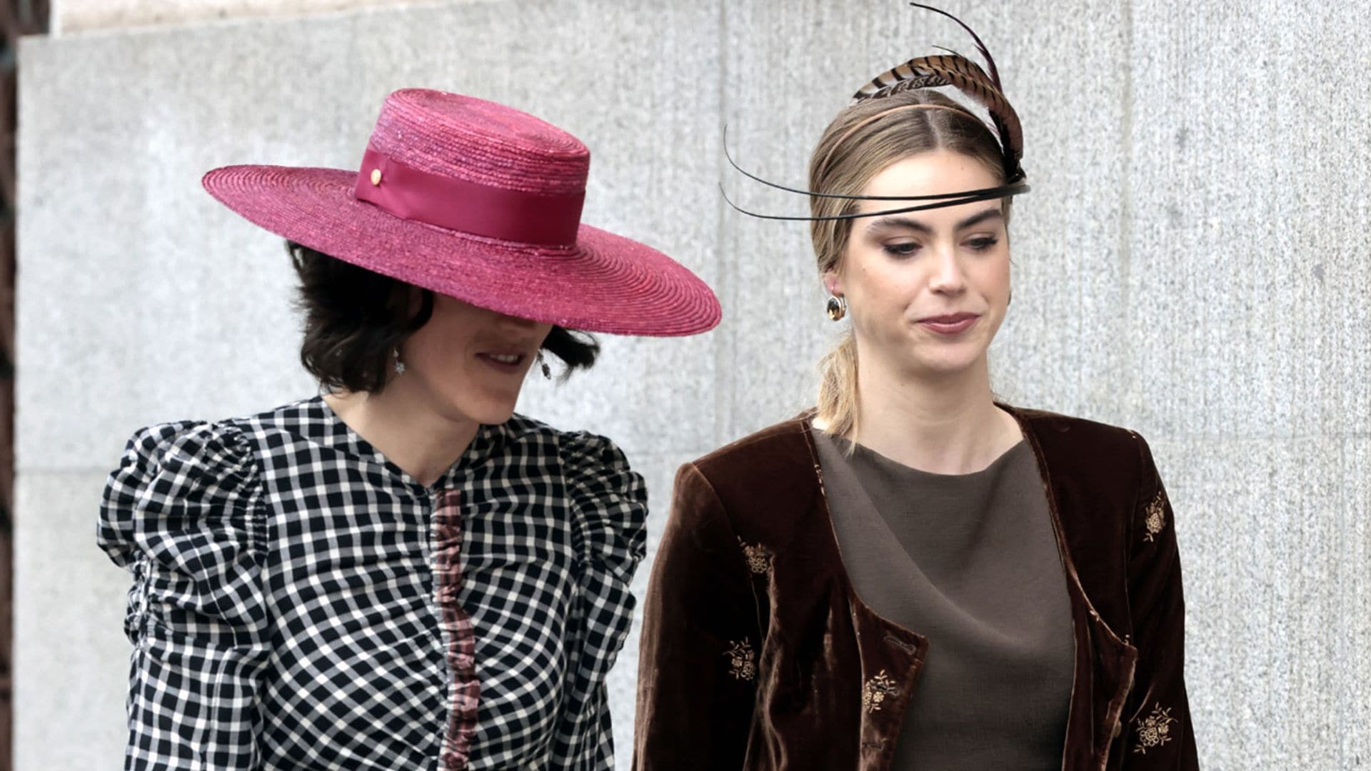 Al detalle: los tocados y peinados más bonitos de las invitadas a la boda de Almeida y Teresa Urquijo