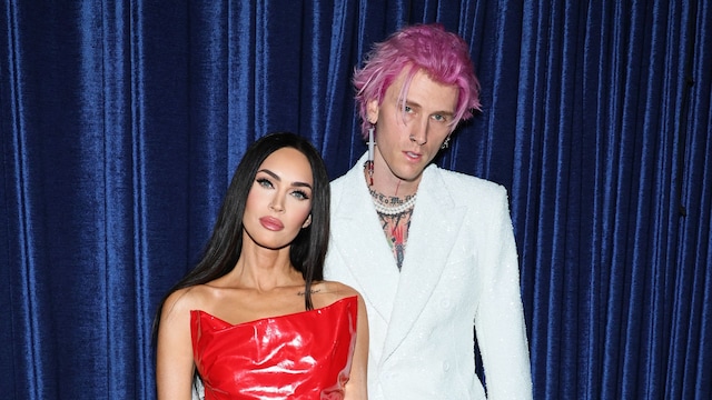 Plano entero de Megan Fox y Machine Gun Kelly en el photocall de una premiere