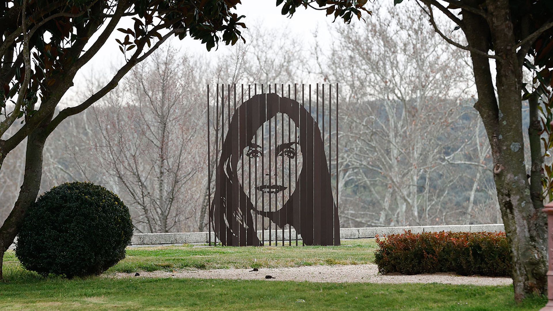 Todos los detalles de las singulares esculturas de don Felipe y doña Letizia que presiden los jardines de la Zarzuela