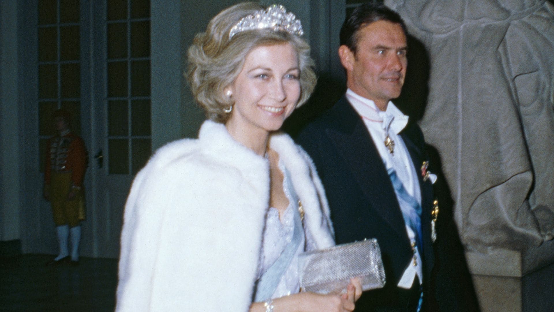 Nuestros expertos analizan la impresionante colección de Valentino de la reina Sofía: "Encontró en él una forma muy discreta de destacar con gran elegancia"