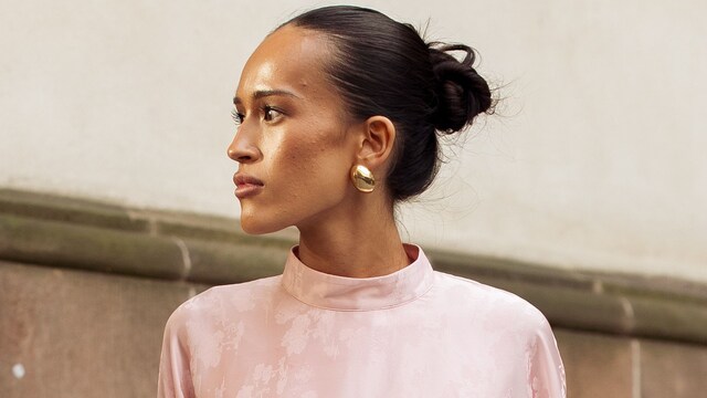 Amalie Bladt con minivestido rosa y moño en la Fashion Week de Copenhague
