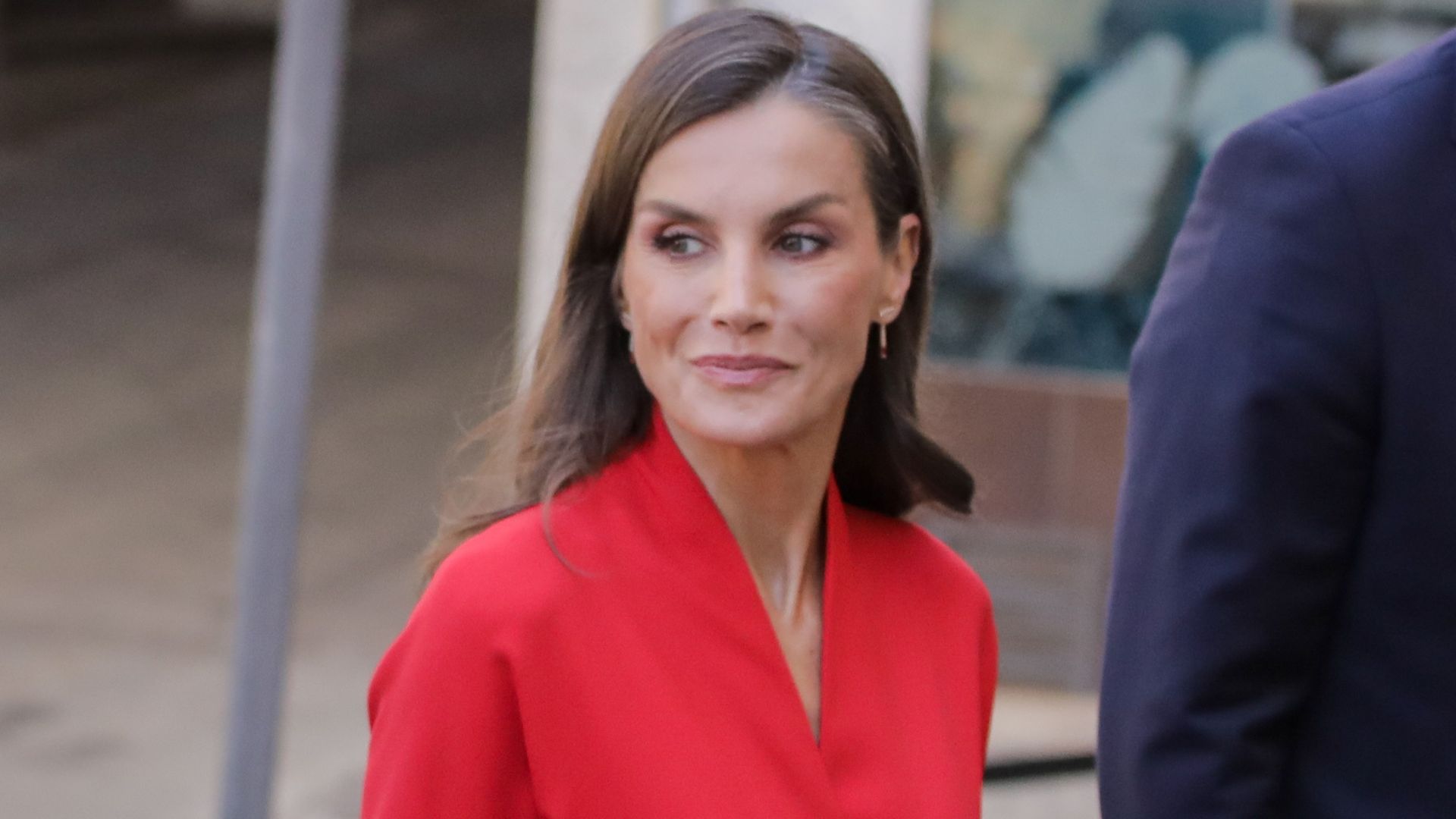 Vuelve el 'rojo Letizia': la Reina estrena en Toledo un vestido de escote oriental que proyecta seguridad y poder