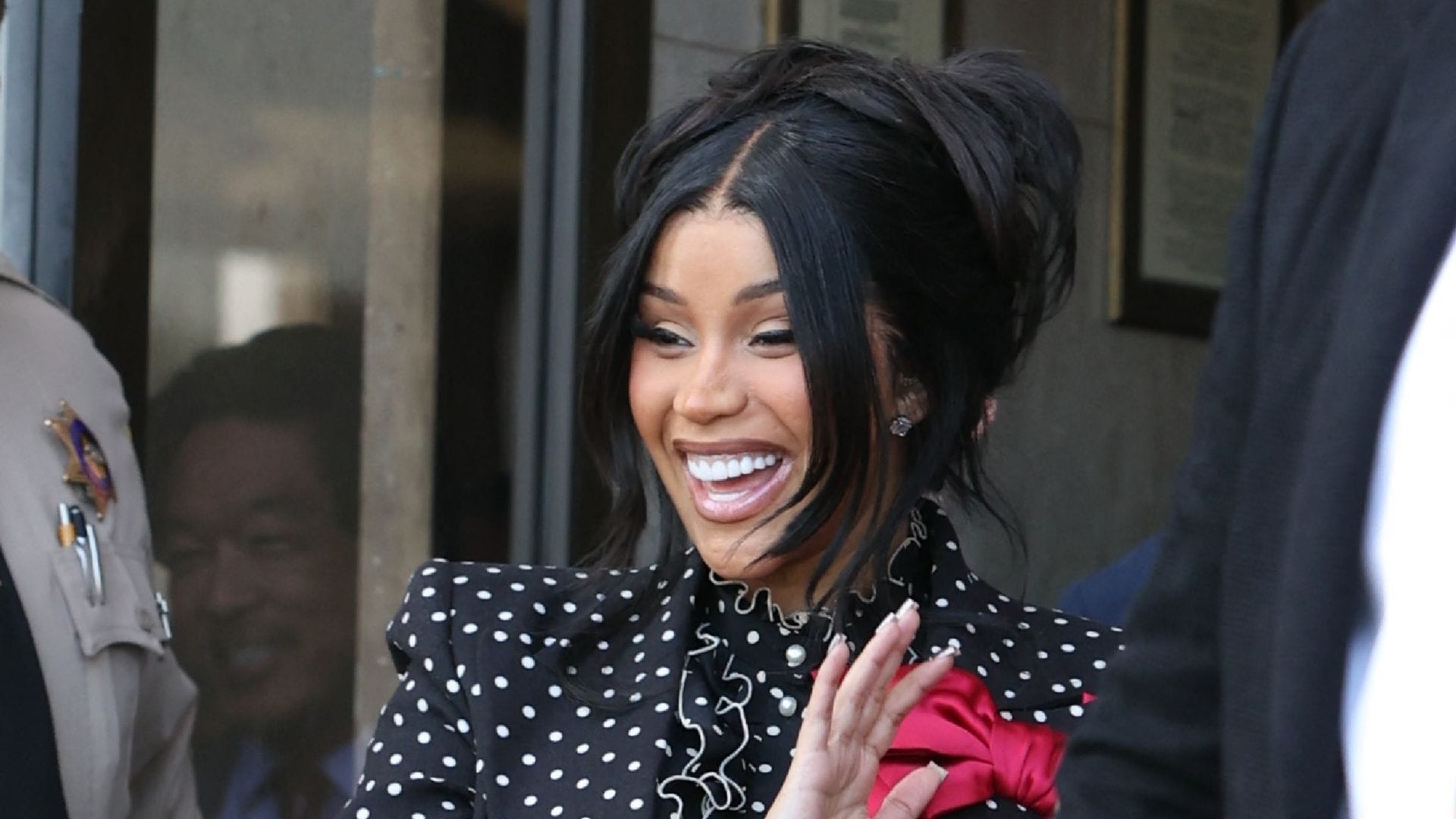 Cardi B es captada saliendo de la corte el 2 de septiembre de 2025 en Alhambra, California. 