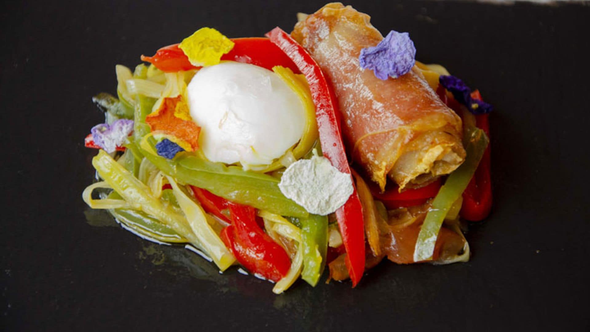 Canelón de jamón, chilindrón de verduras y huevo de codorniz
