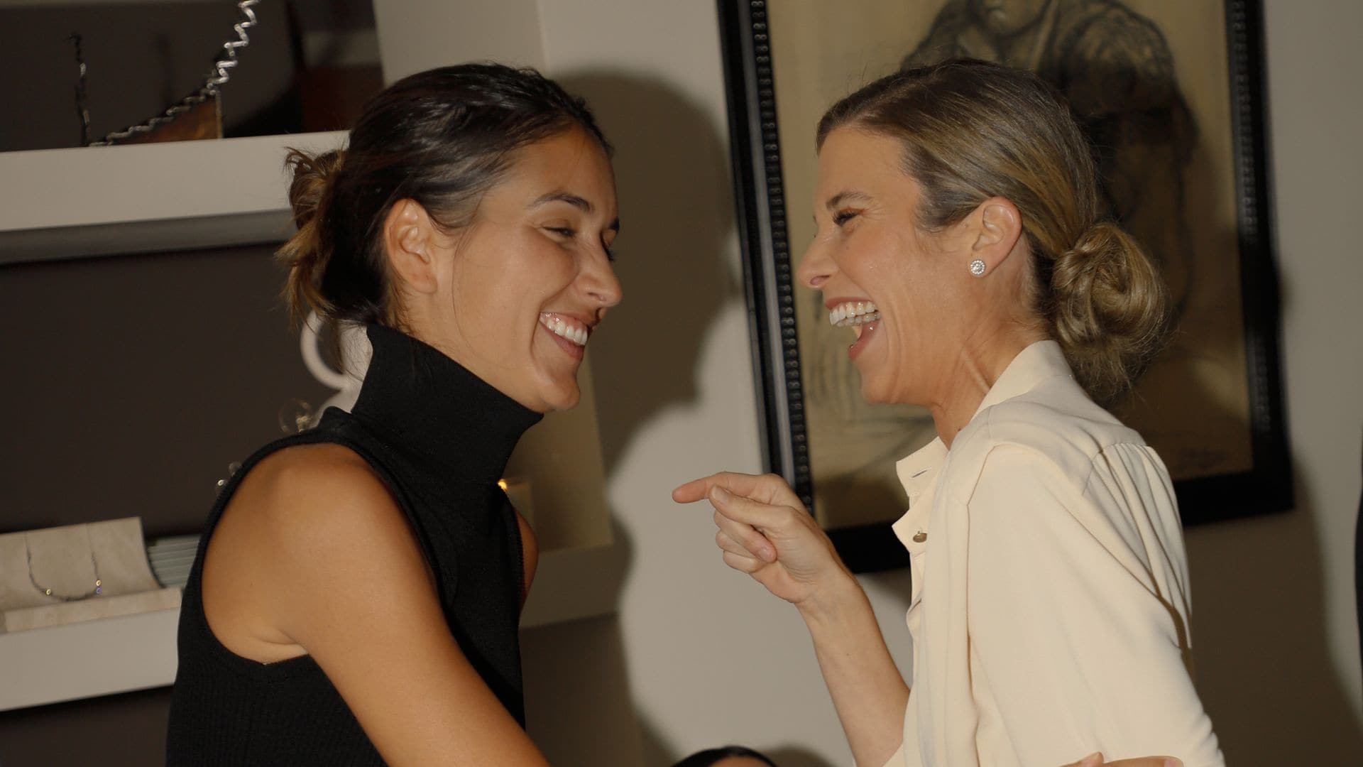 Minimalismo y joyas especiales: la fórmula de estilo de Inés de Cominges y Valentina Suárez-Zuloaga para triunfar en una cena de amigas
