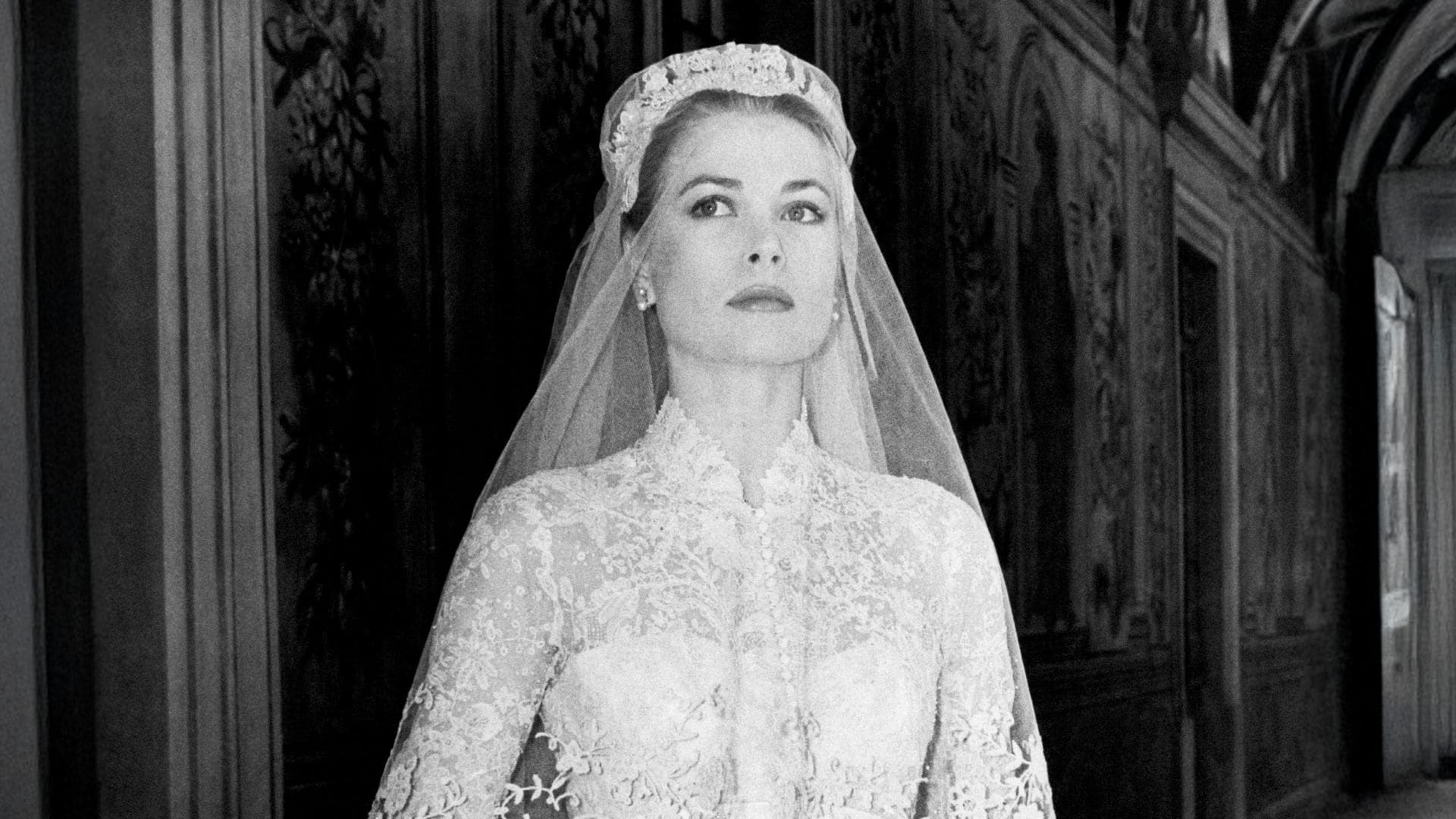 Encaje antiguo, cientos de perlas y un secreto: el vestido de novia que convirtió a Grace Kelly en princesa
