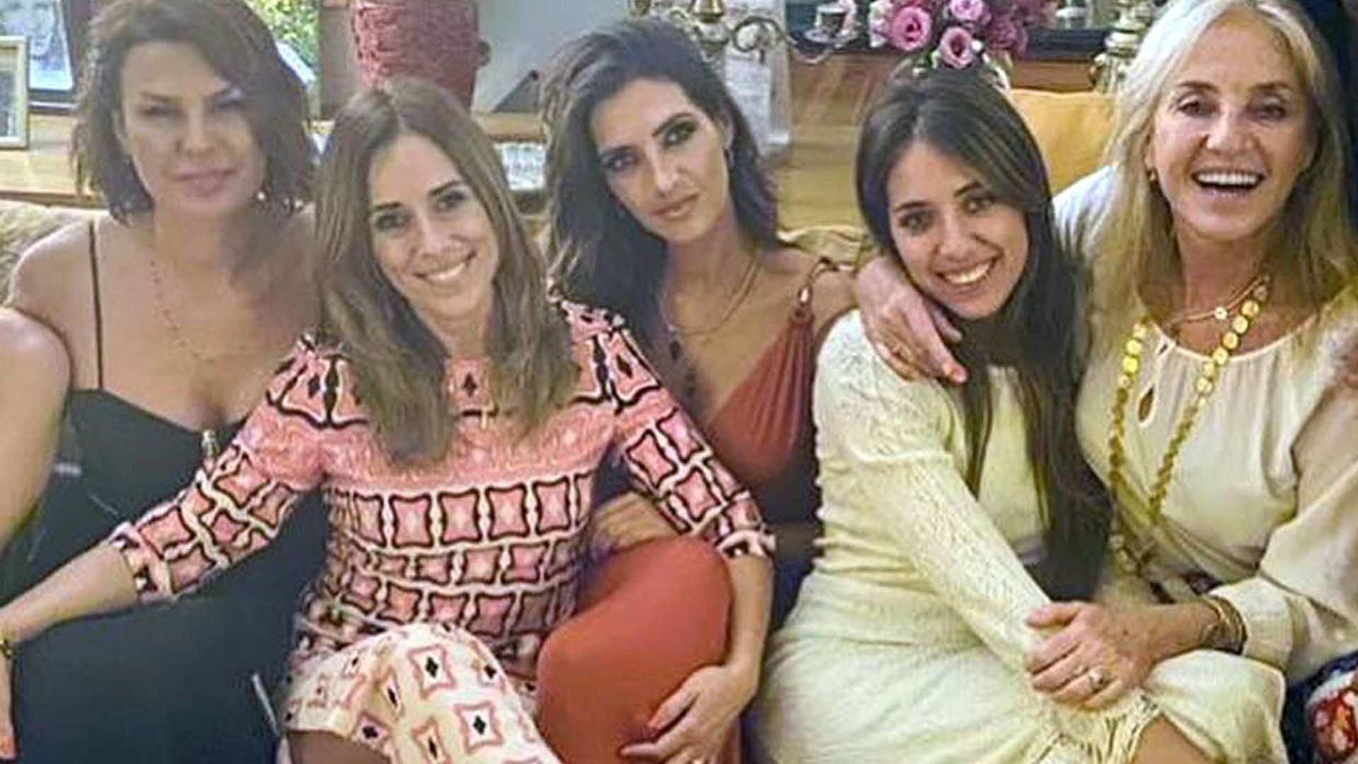Sara Carbonero disfruta de una fiesta con mucho arte junto a la familia Carmona y el cantante Camilo