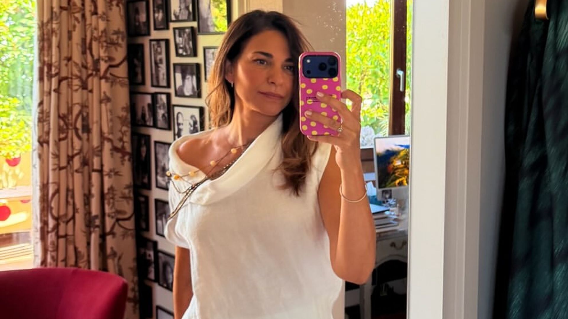 Mariló Montero comparte sus looks de verano antes de las vacaciones: conjuntos blancos de lino, vestidos cómodos y faldas asimétricas