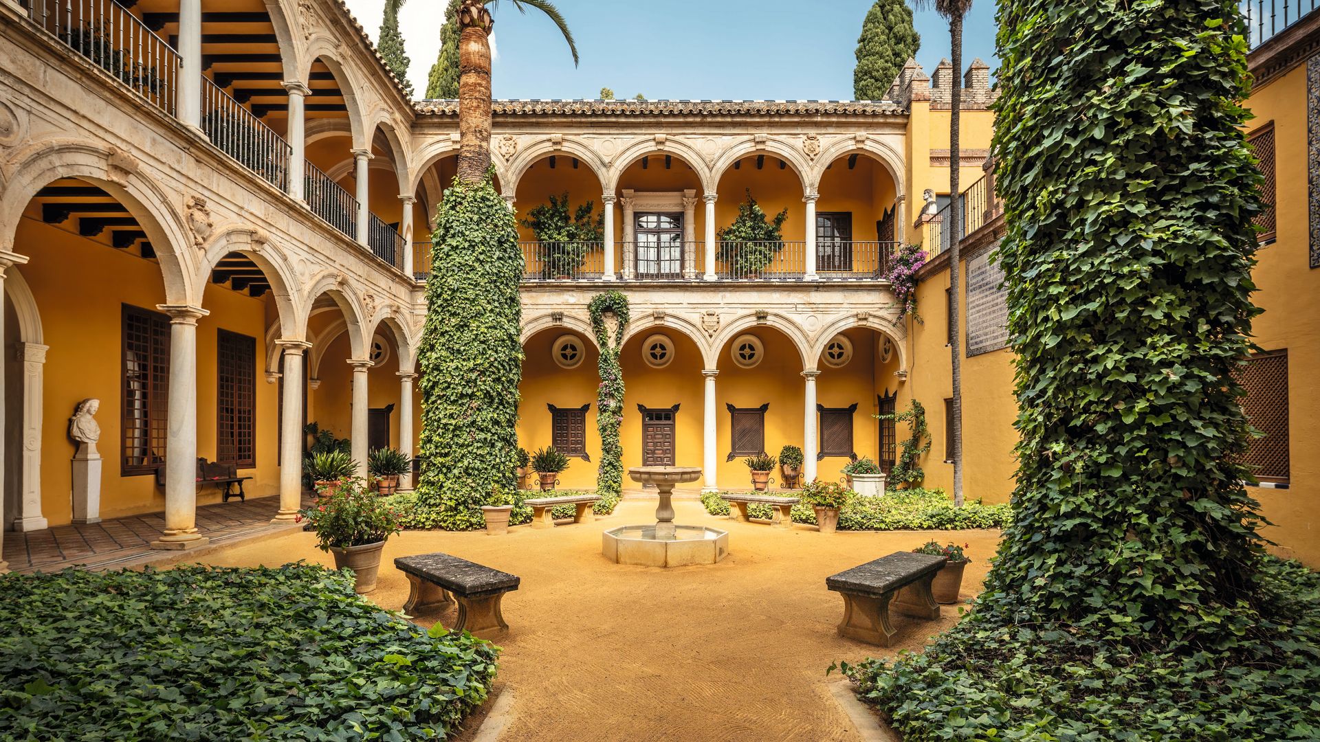 CORRALITO SEVILLANO
El patio porticado, grabado con emblemas de la Orden del Convento Lorqueño y del Infantado, es el lugar favorito de Almudena (posando en las galerías) por su embriagadora belleza y por servir de punto de encuentro. 