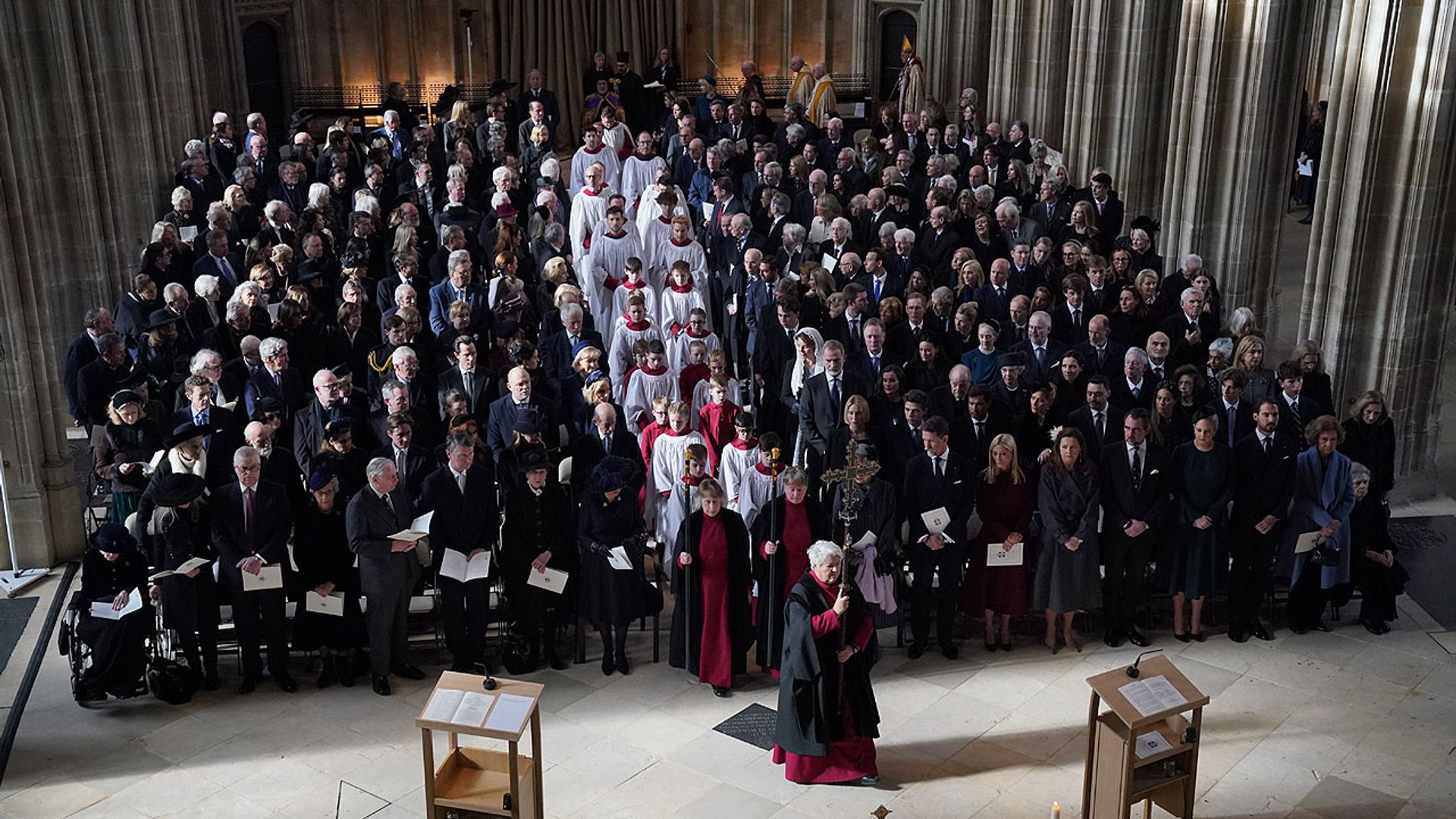 La reina Camilla encabeza el homenaje de la familia real británica a Constantino de Grecia con la asistencia de los Reyes de España