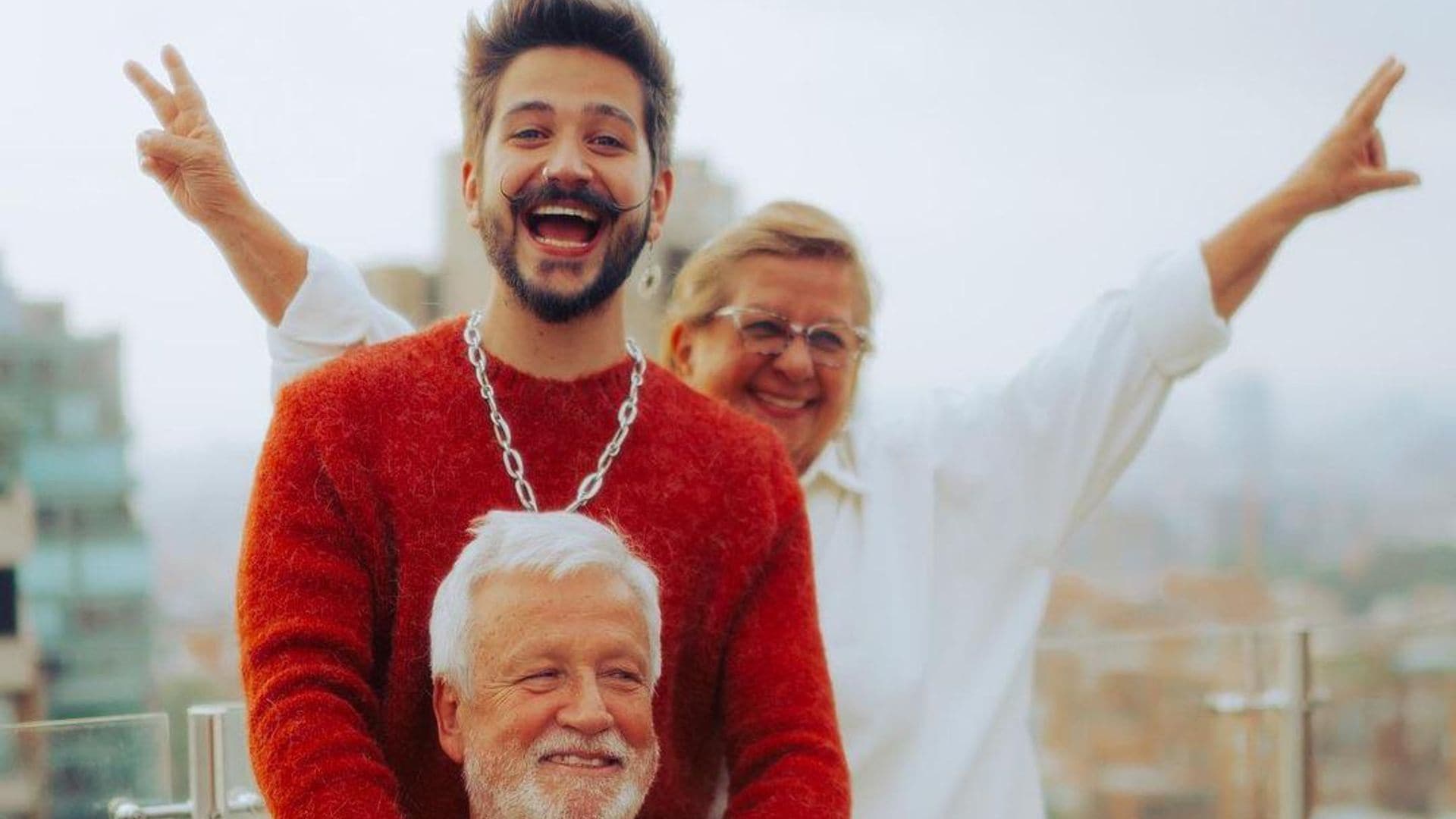 Camilo celebra con sus padres su recuperación del COVID-19