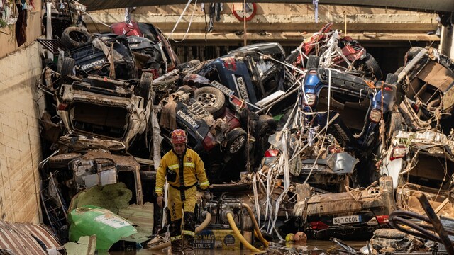 Plano general de coches destrozados por la DANA 