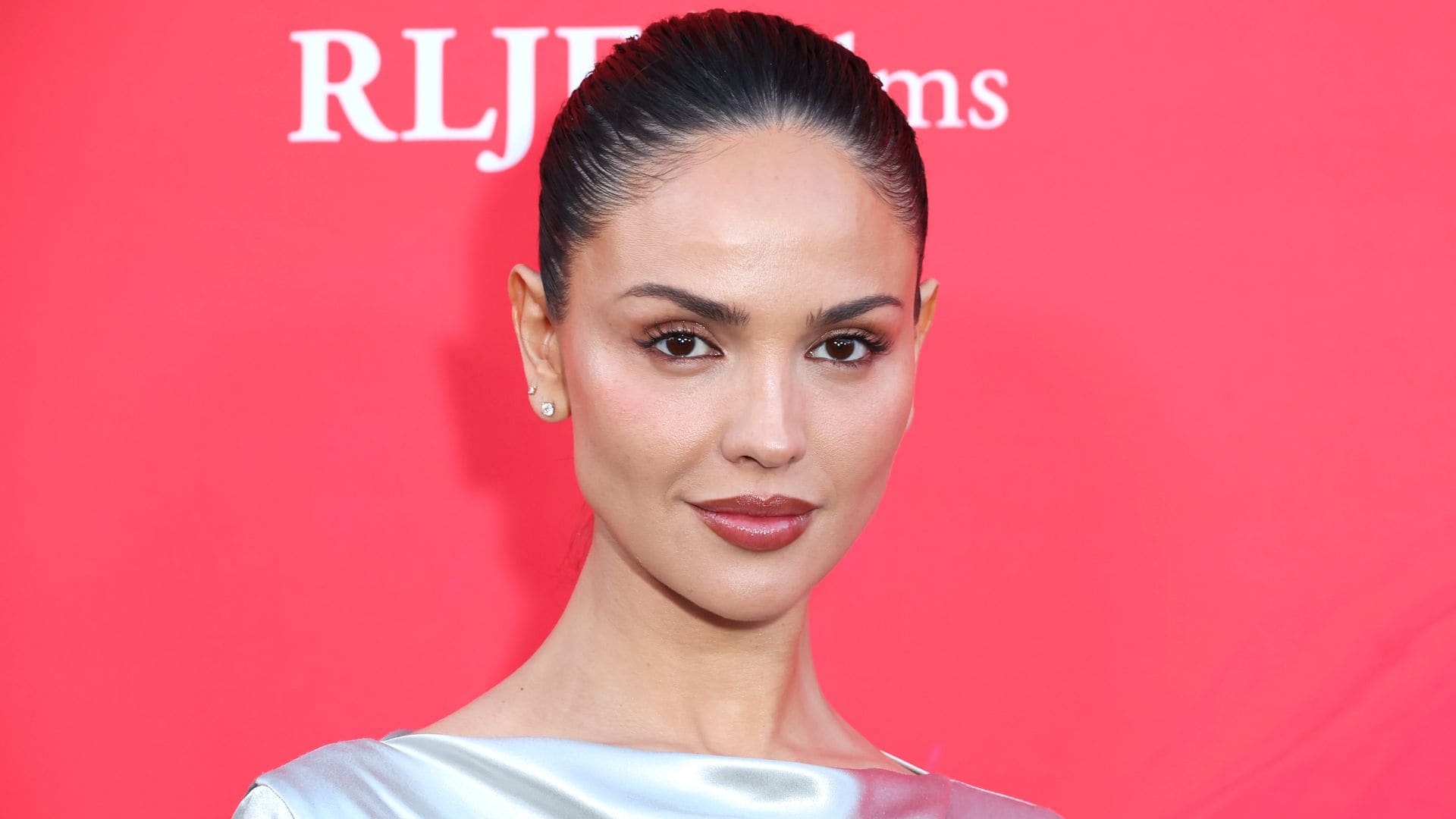 Eiza González deslumbra con un vestido metálico en la premier de 'Ash'
