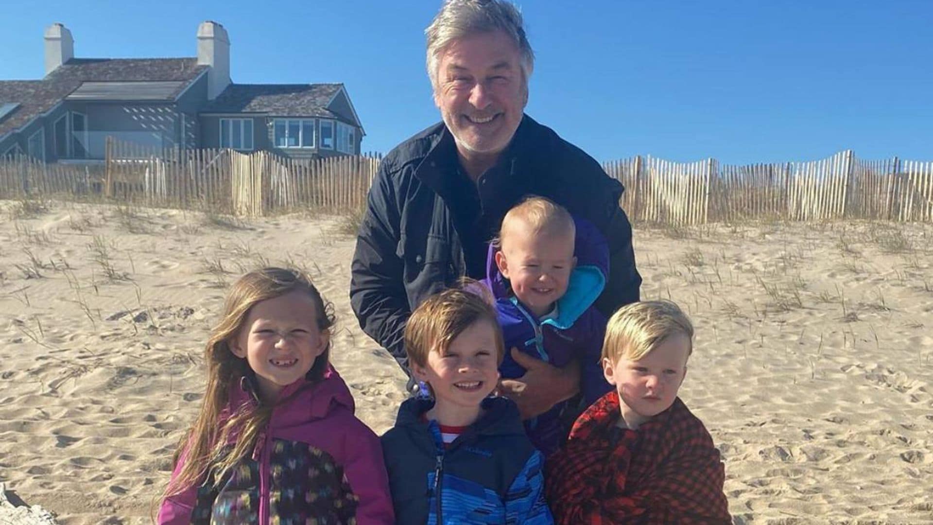 Hilaria Baldwin comparte un tierno vídeo de su marido Alec celebrando su 62 cumpleaños con sus hijos