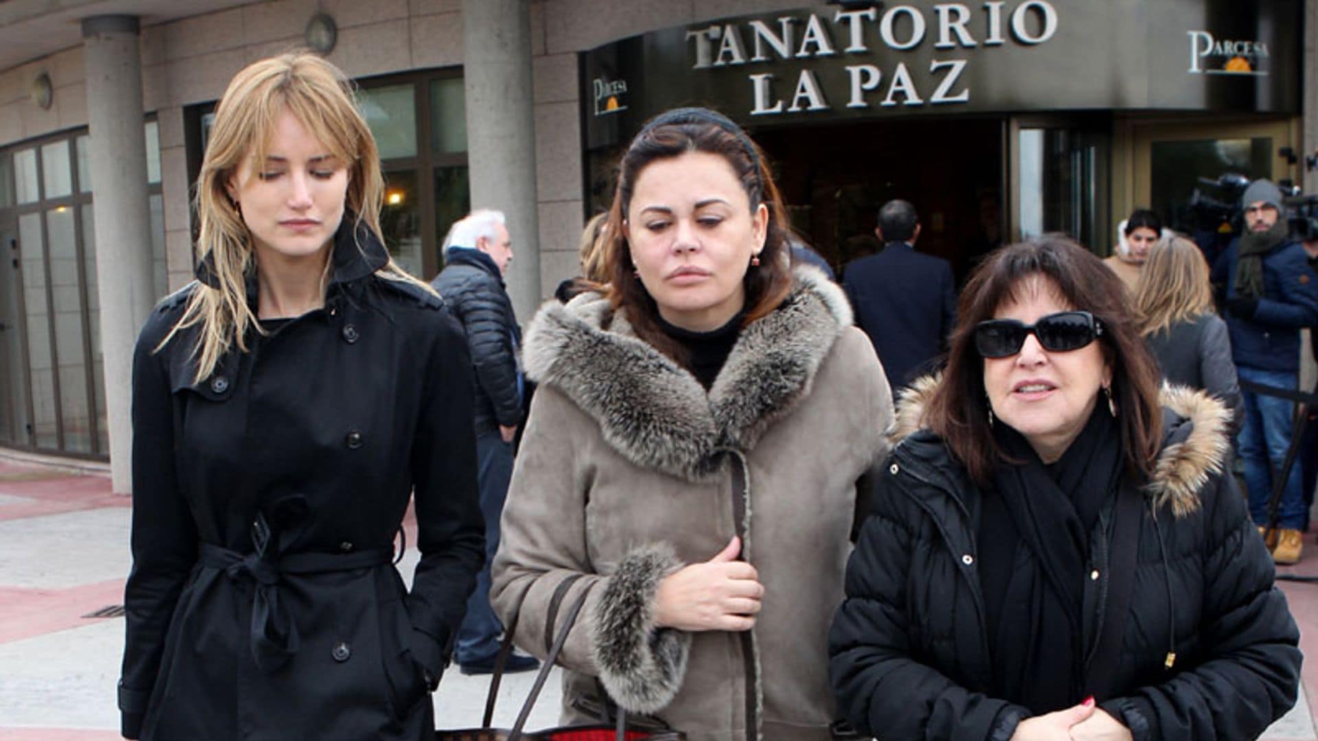 Multitud de rostros conocidos dan su último adiós a Paloma Gómez Borrero en el Tanatorio de La Paz