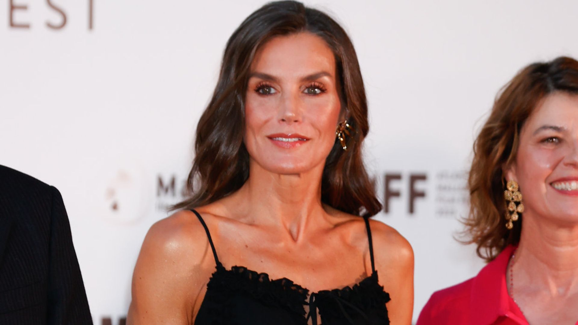 La reina Letizia recicla en Mallorca un vestido negro bohemio junto a unas cómodas alpargatas