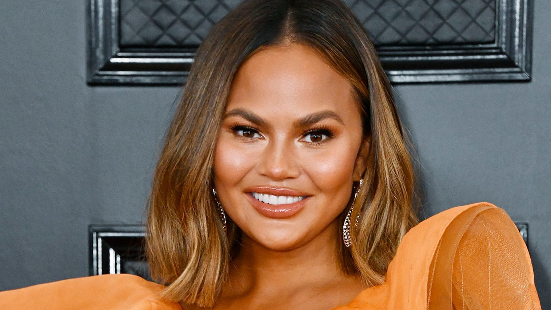 El lookazo de la noche de los Grammy fue el de Chrissy Teigen y no lo verás en la alfombra roja