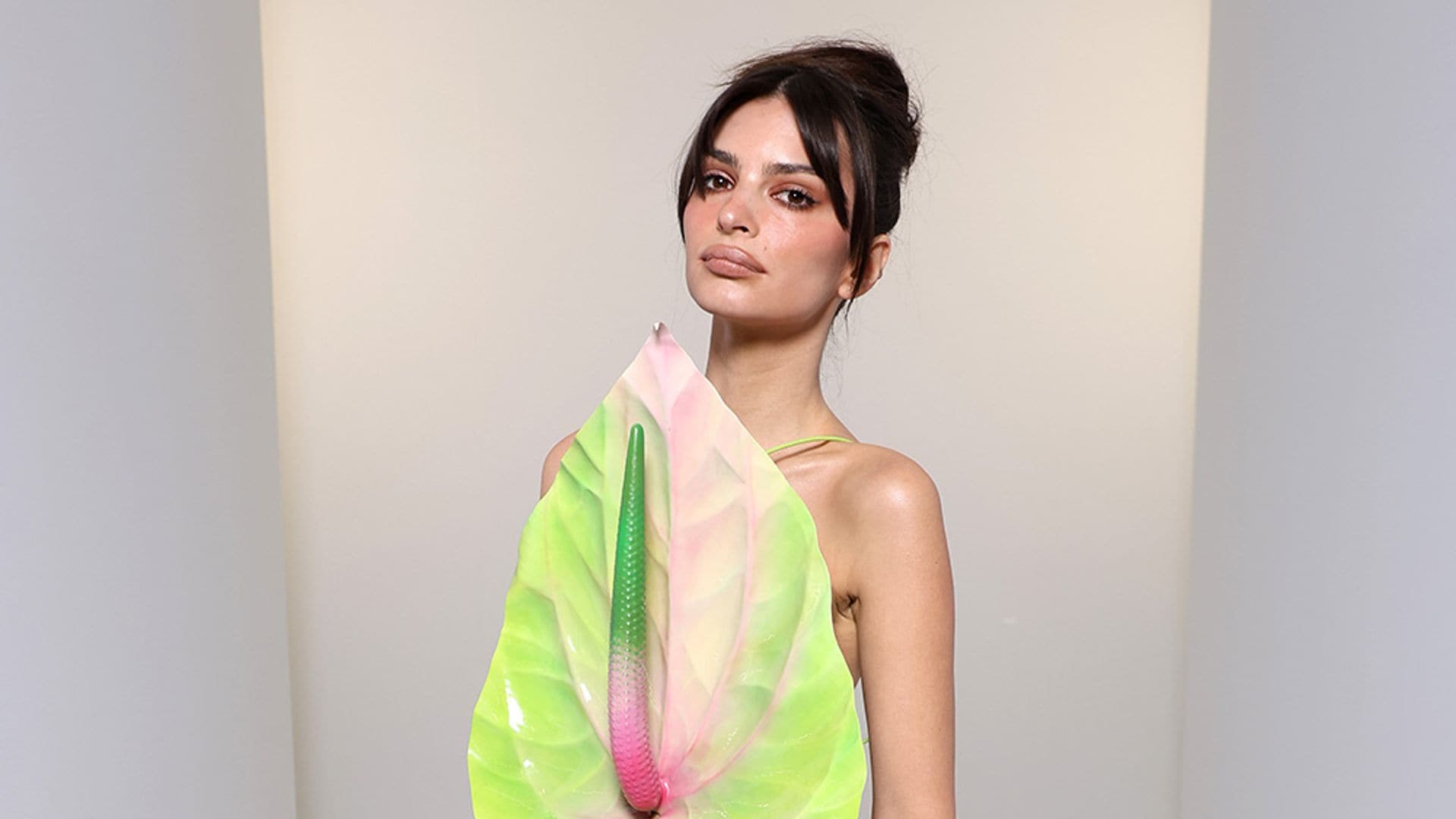 Emily Ratajkowski recupera el top de sello español que Zendaya hizo viral