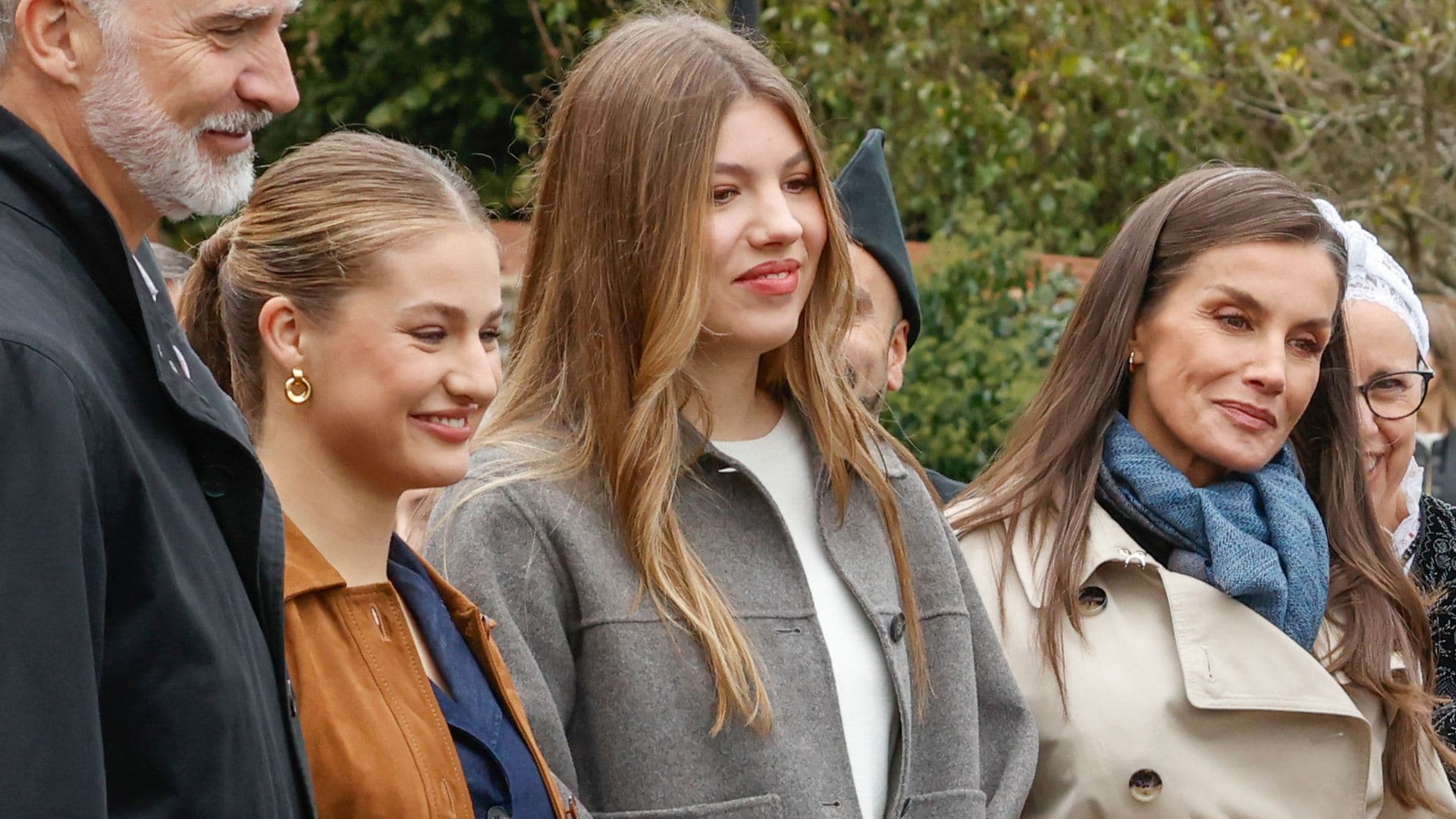 La reina Letizia se coordina con sus hijas y luce un look 'denim' con gabardina clásica